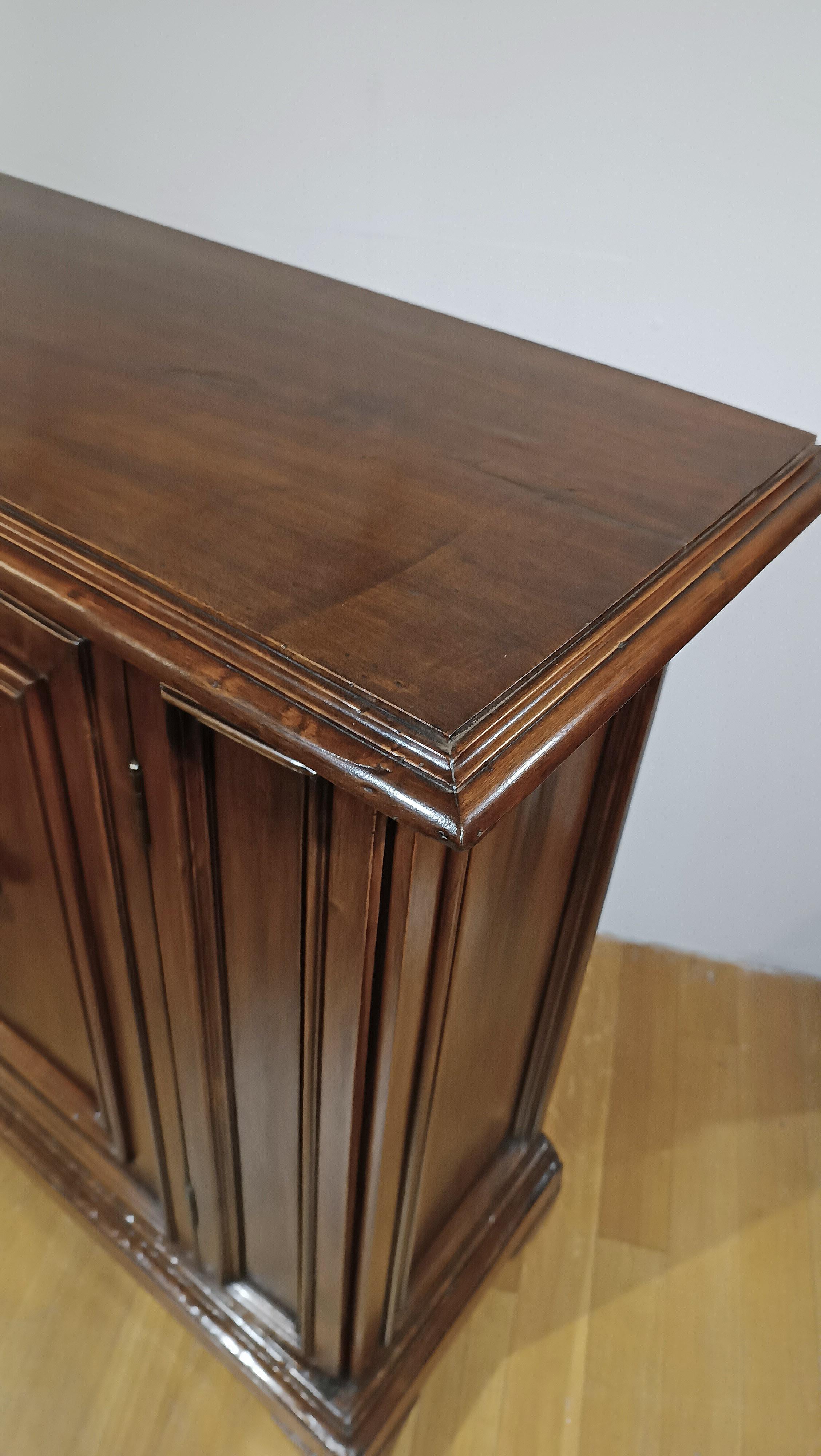 EARLY 18th CENTURY SOLID WALNUT SIDEBOARD (18. Jahrhundert) im Angebot