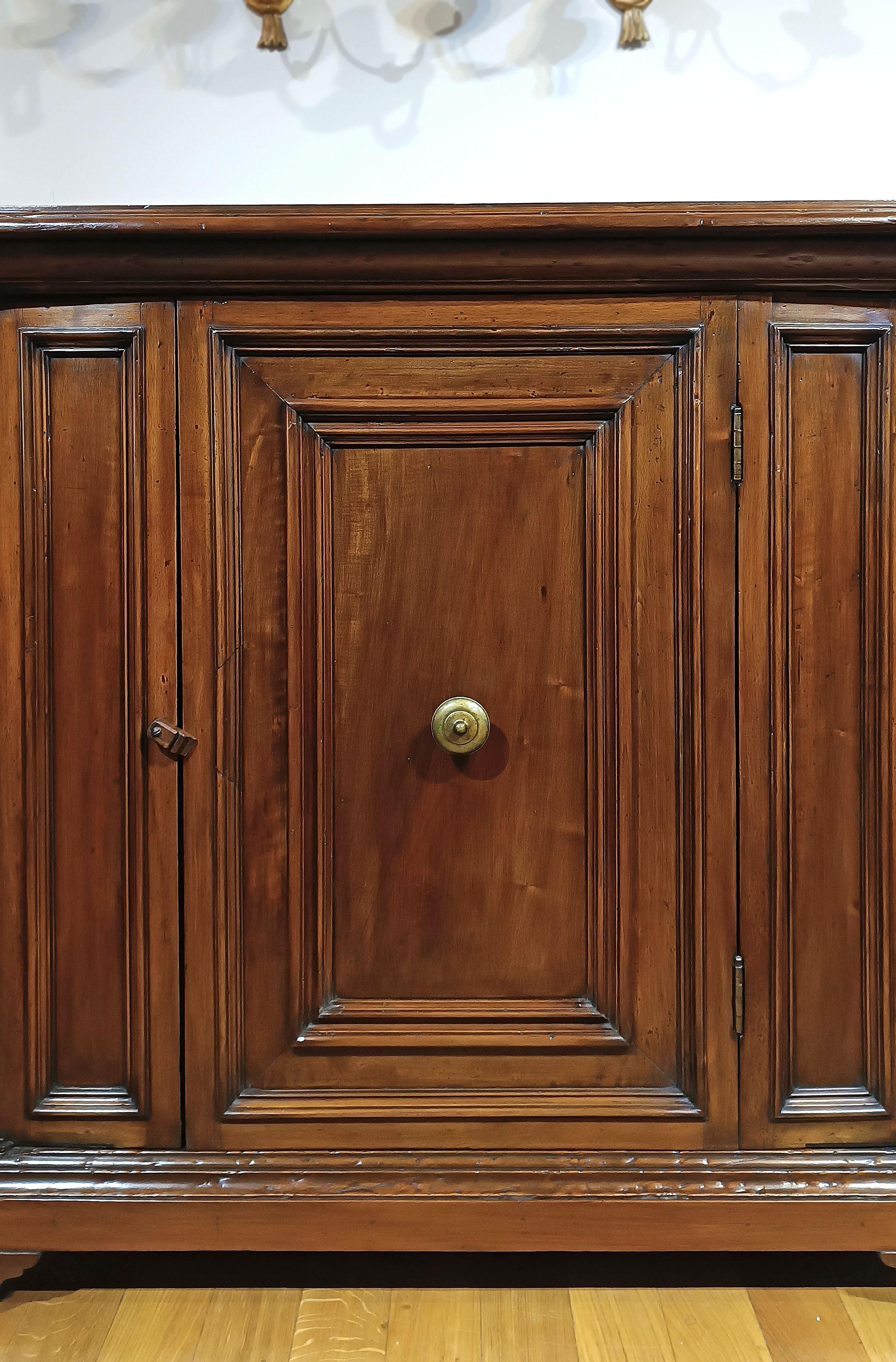 EARLY 18th CENTURY SOLID WALNUT SIDEBOARD (Walnuss) im Angebot