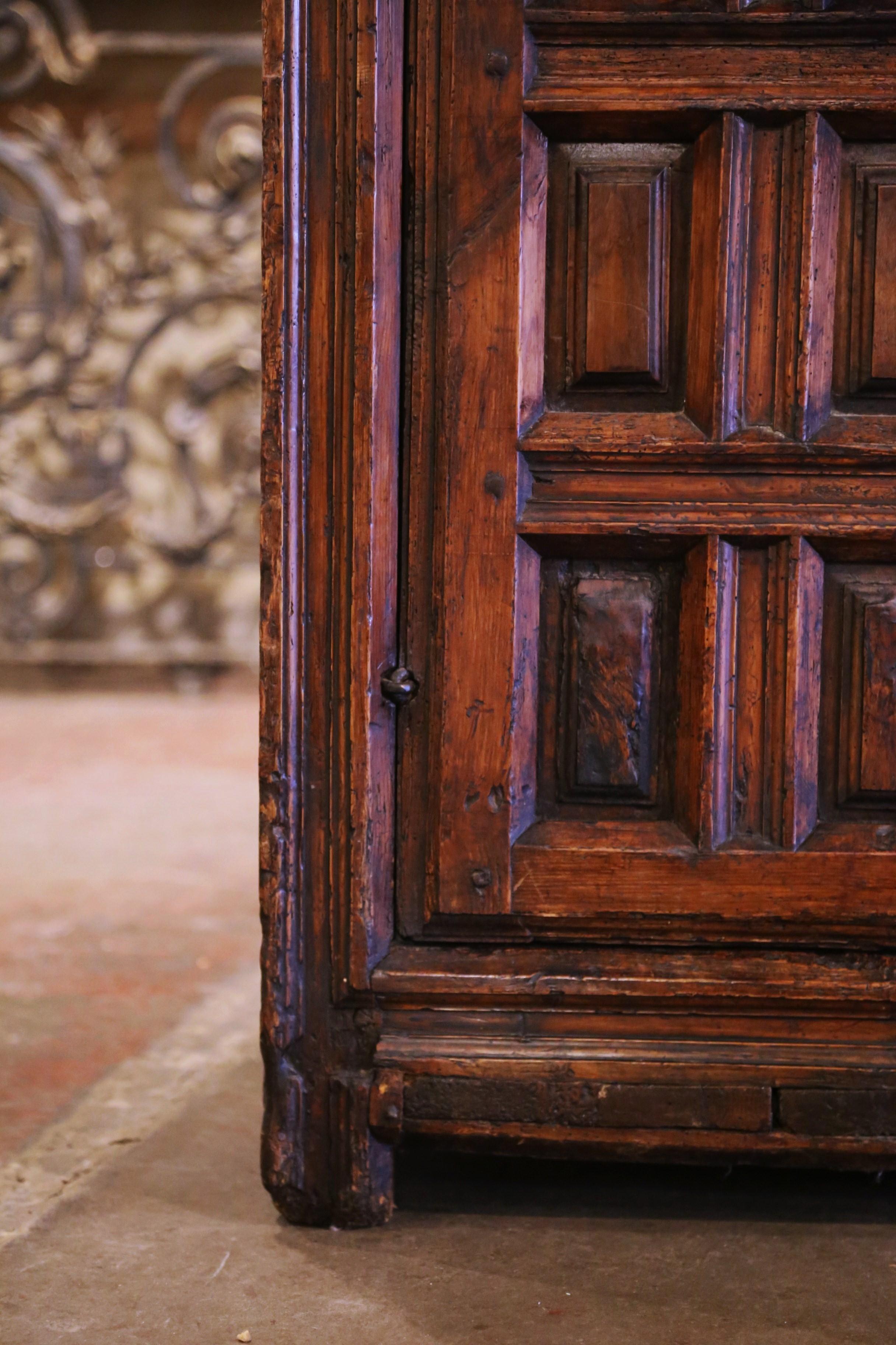 Barocco Mobile buffet a due ante in legno di noce intagliato catalano dell'inizio del XVIII secolo in vendita
