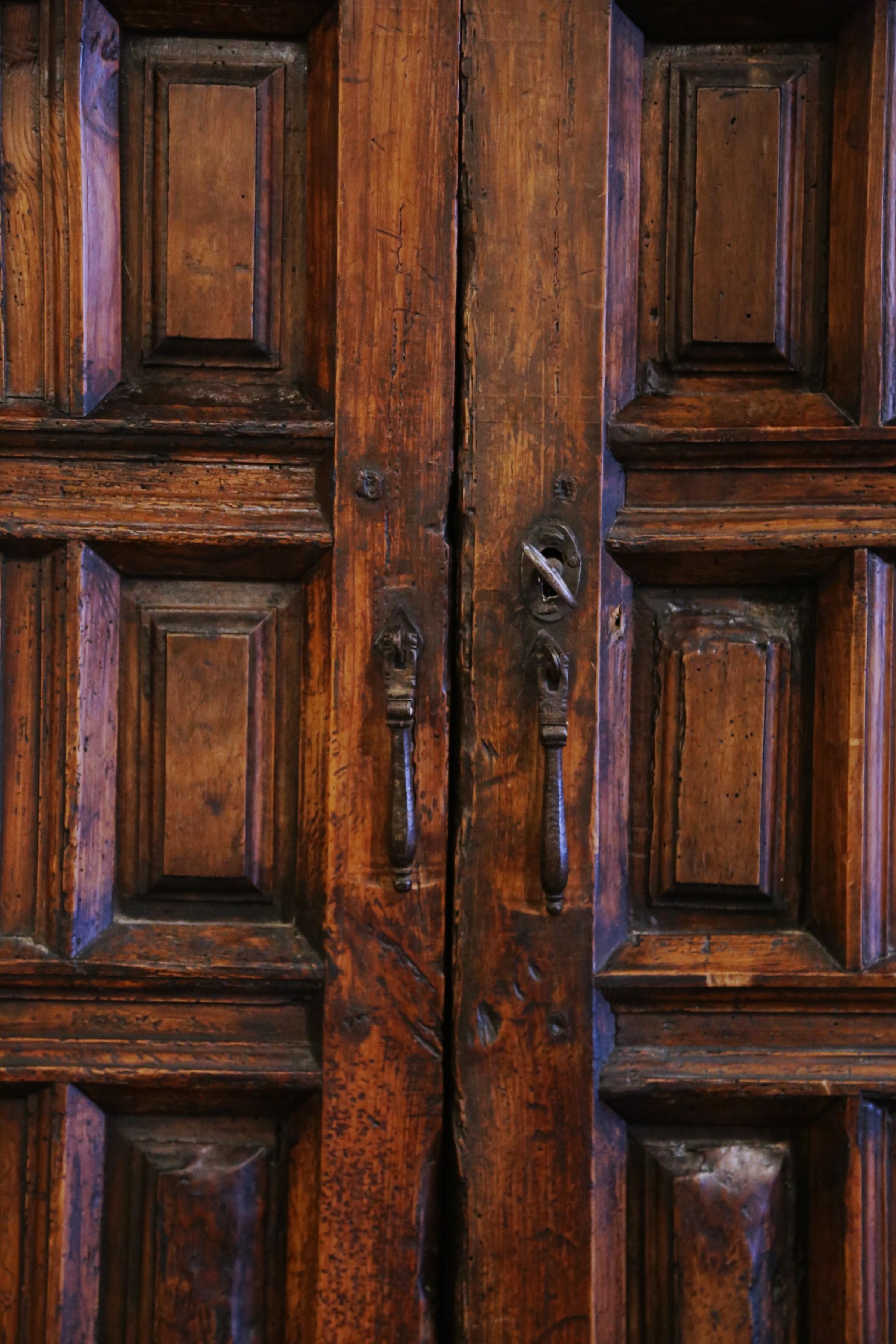Spagnolo Mobile buffet a due ante in legno di noce intagliato catalano dell'inizio del XVIII secolo in vendita