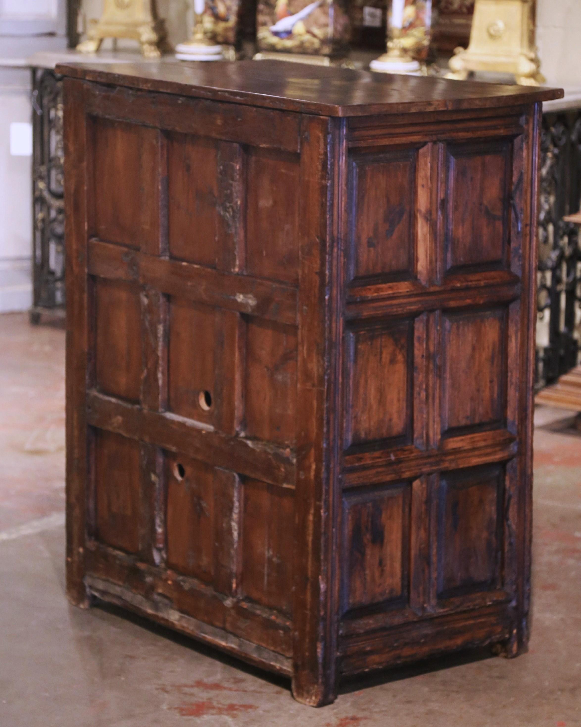 Mobile buffet a due ante in legno di noce intagliato catalano dell'inizio del XVIII secolo In condizioni ottime in vendita a Dallas, TX