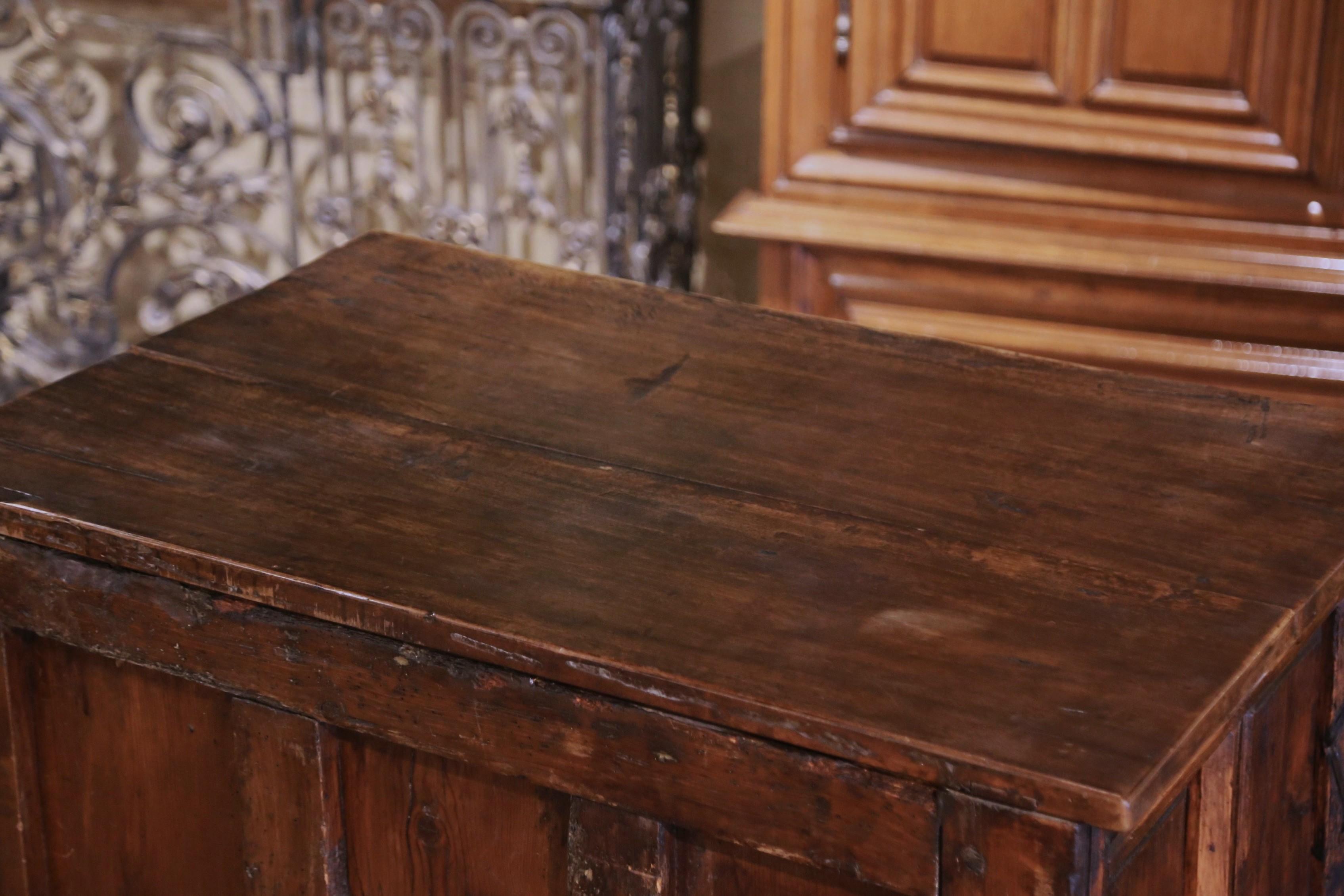 Ferro Mobile buffet a due ante in legno di noce intagliato catalano dell'inizio del XVIII secolo in vendita