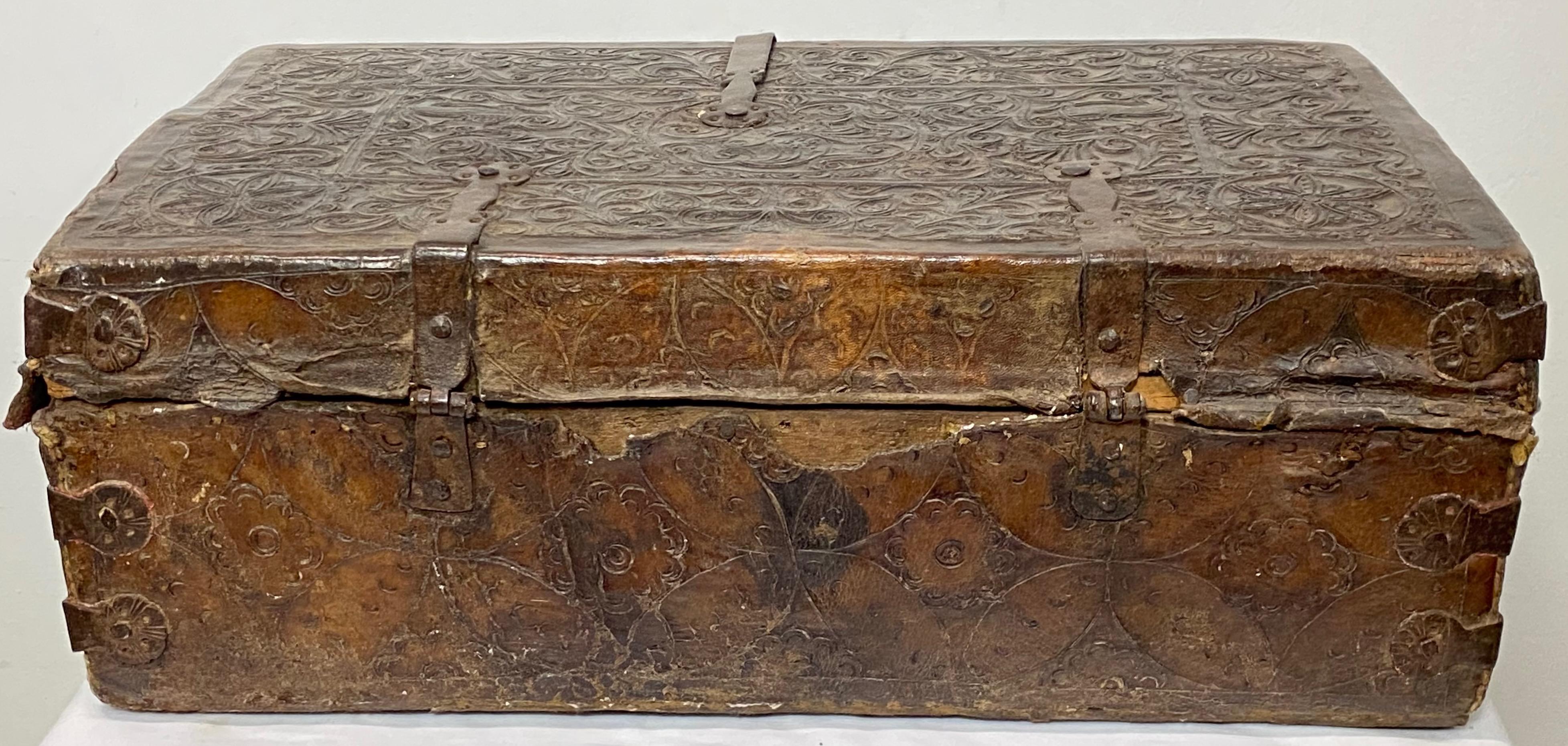 Early 18th Century Spanish Colonial Tooled Leather Petaca Document Box In Good Condition In San Francisco, CA