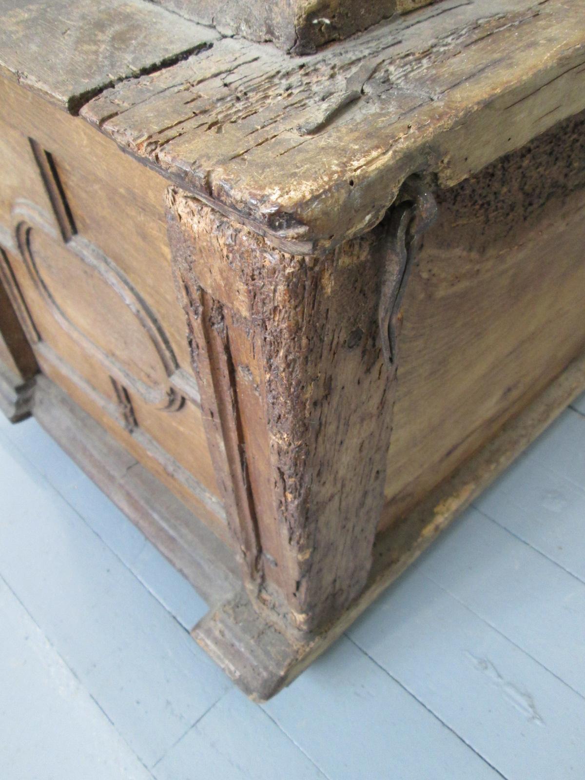 Early 18th Century Spanish Trunk For Sale 5