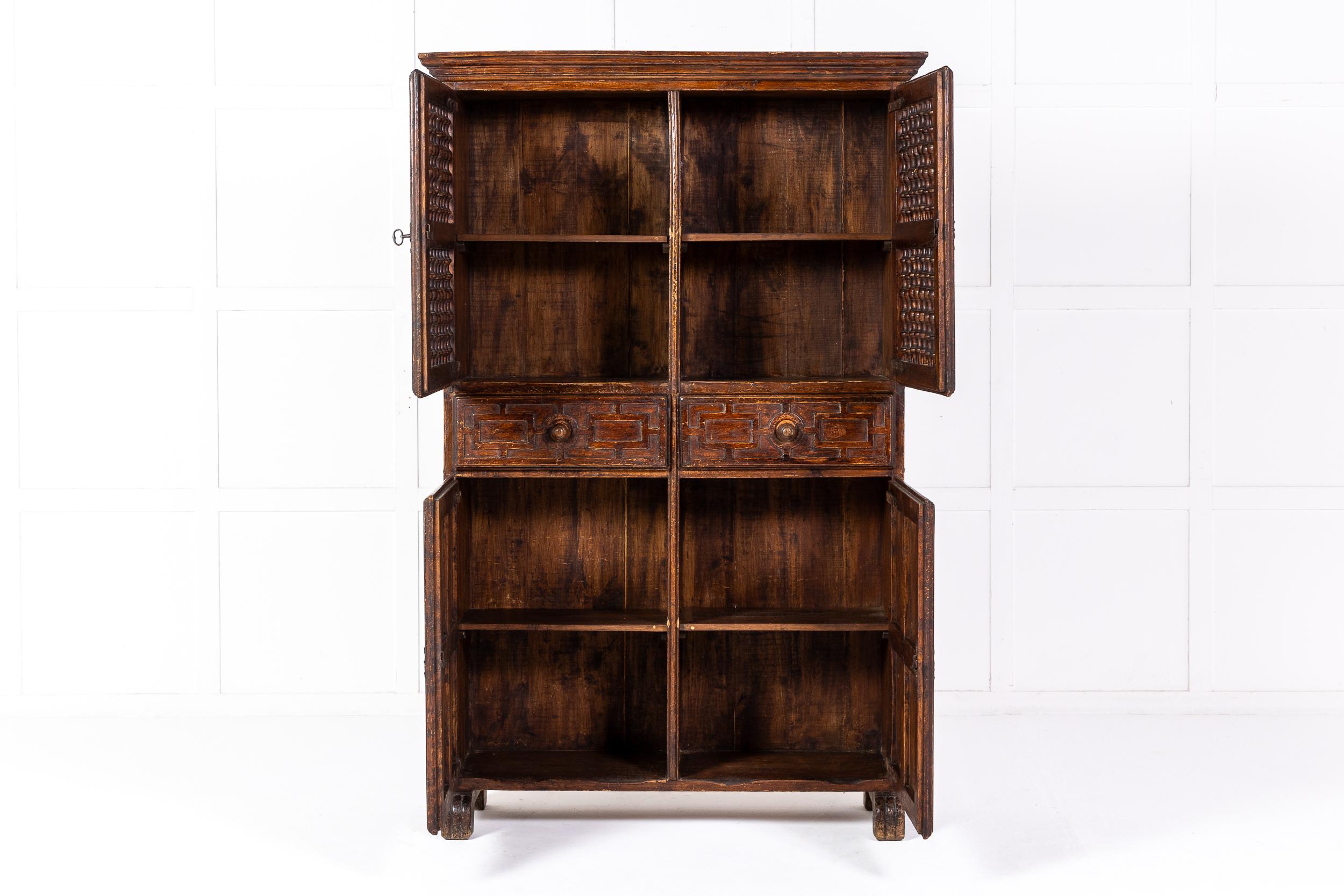 Ein äußerst interessanter spanischer Nussbaum-Lebensmittelschrank aus dem frühen 18.

Designs dieser Art scheinen ab dem 16. Jahrhundert hergestellt worden zu sein, aber dieses Beispiel stammt aus dem frühen 18. Jahrhundert. Der Schrank besteht aus