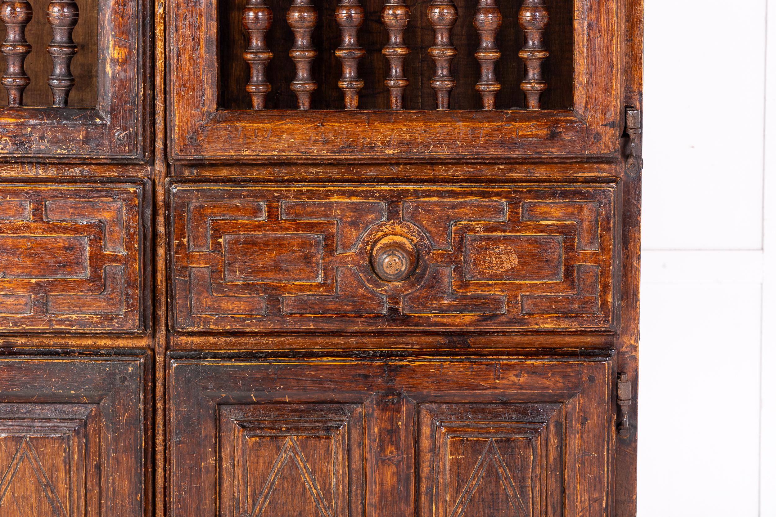 Frühes 18. Jahrhundert Spanischer Nussbaumschrank (Walnuss) im Angebot