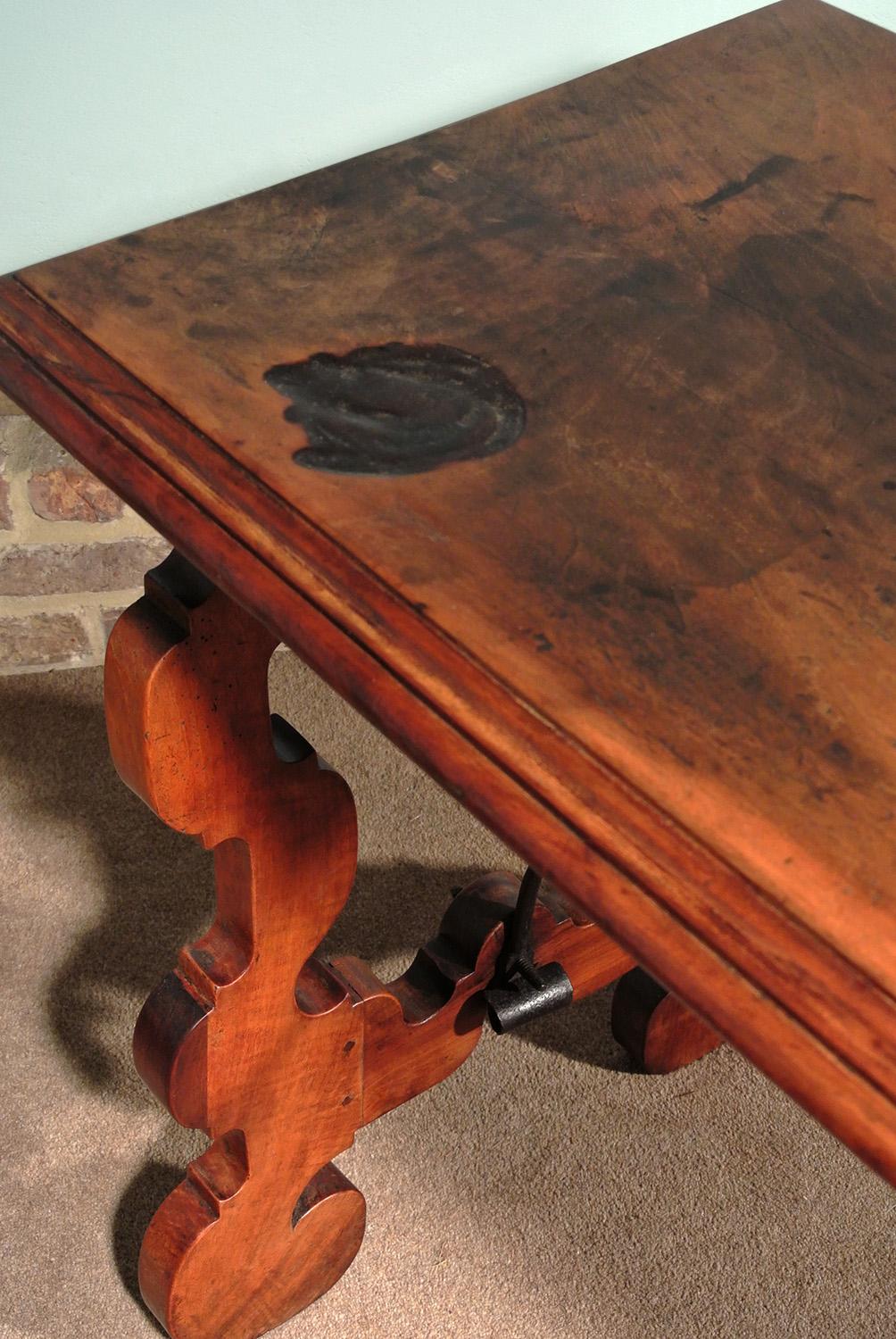 Early 17th Century Spanish Walnut Centre Table In Good Condition For Sale In Dallington, East Sussex