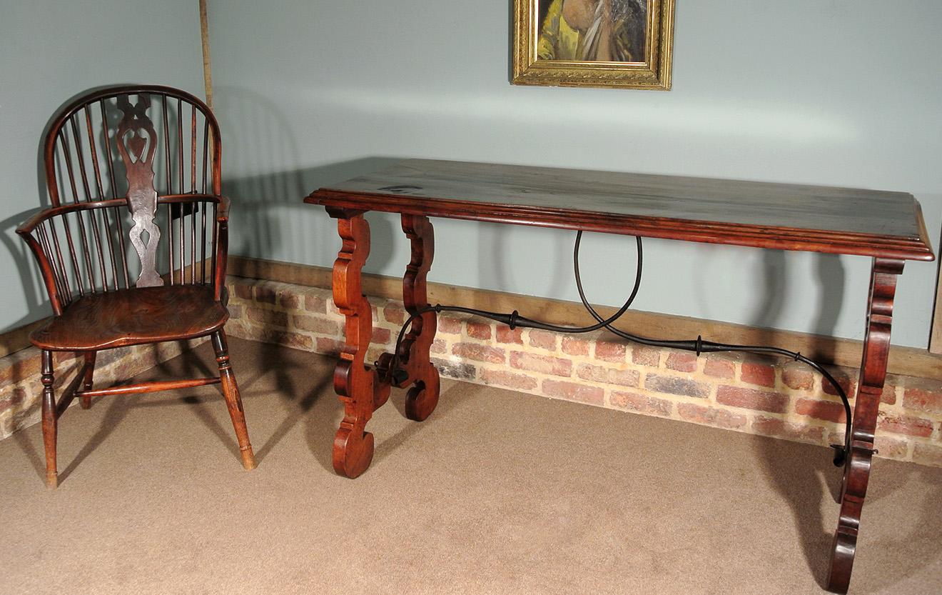 Early 17th Century Spanish Walnut Centre Table For Sale 1