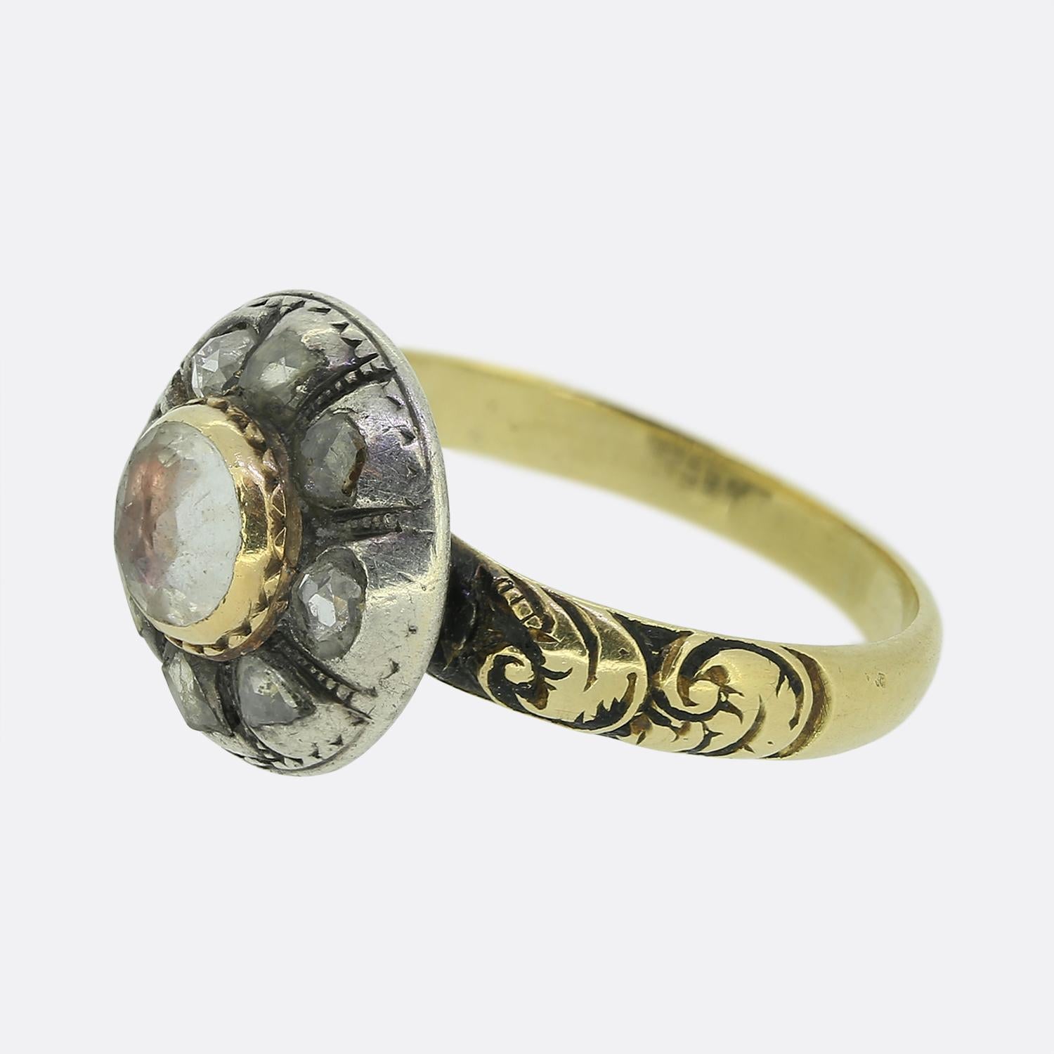 Wir präsentieren einen sehr detaillierten und seltenen Clusterring aus der Frühphase des 18. Dieses antike Stück zeigt einen zentralen Kristall mit einem eingebetteten Blumenmotiv, das von einem Halo aus weißen Diamanten im Rosenschliff umgeben ist.