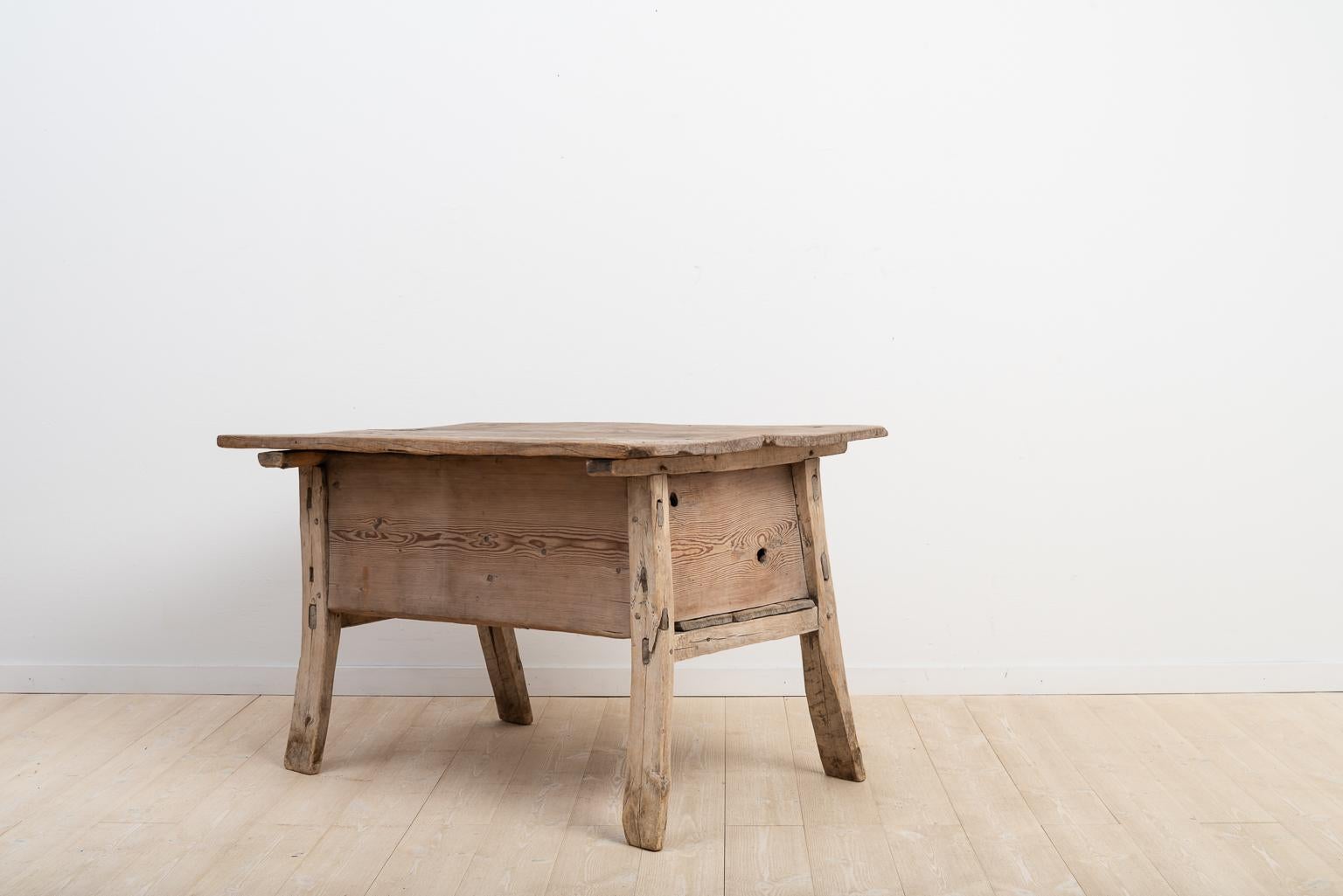 Very unusual primitive folk art table with the authentic patina after over 3 centuries of use. The table is an early example of the so called Hedna Table which is among the first detached tables in the Swedish culture. The table has never been