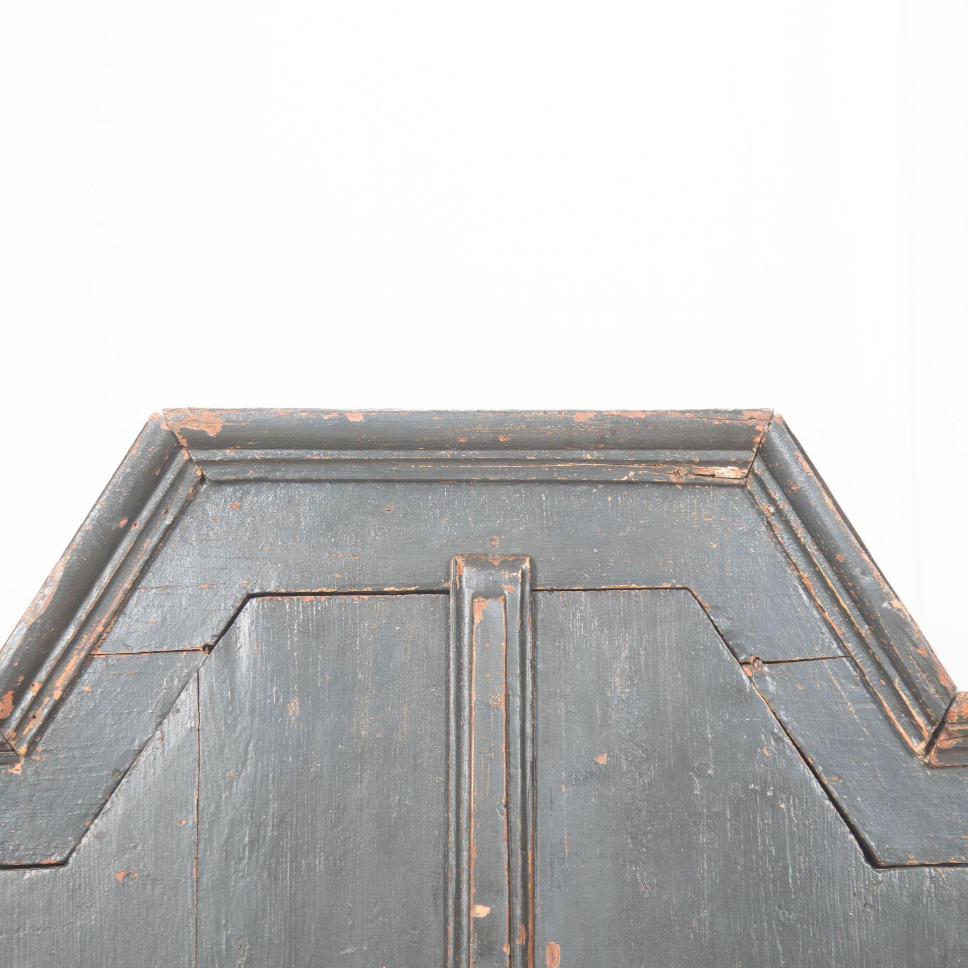 Early 18th Century Swedish Painted Cupboard For Sale 2