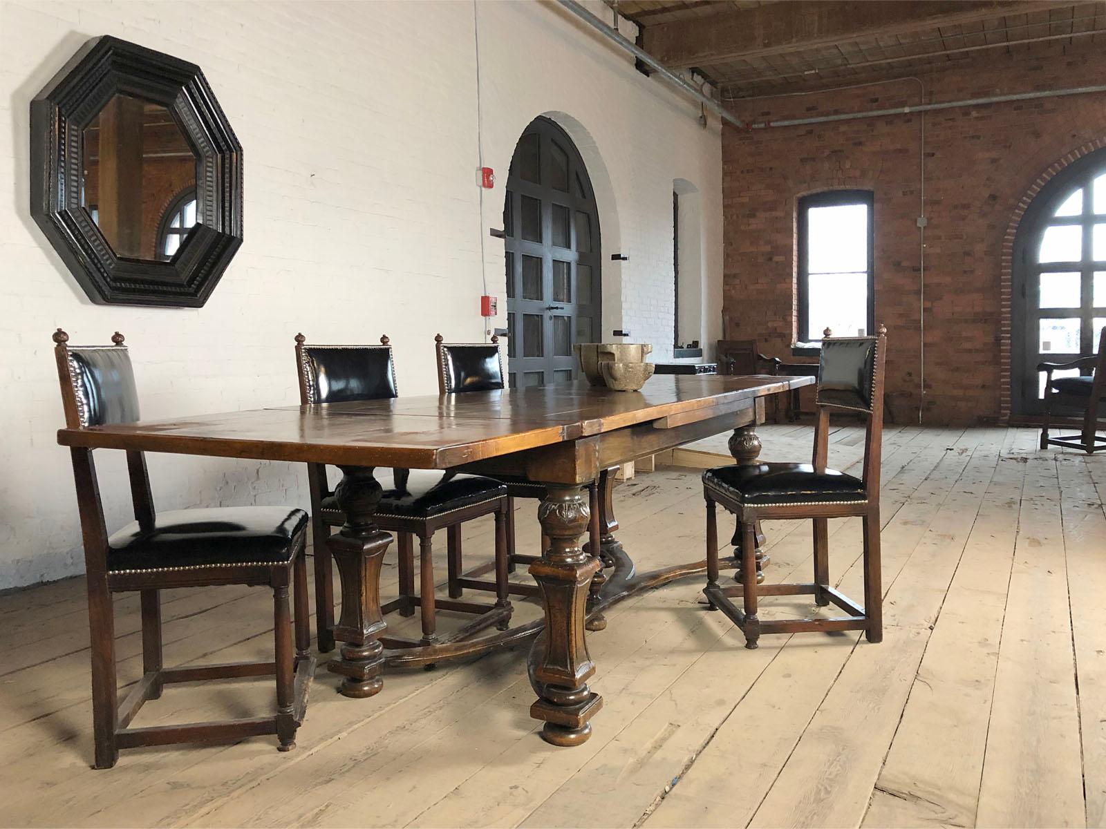 Mesa de comedor extensible de nogal barroco suizo/italiano de principios del siglo XVIII en venta 3