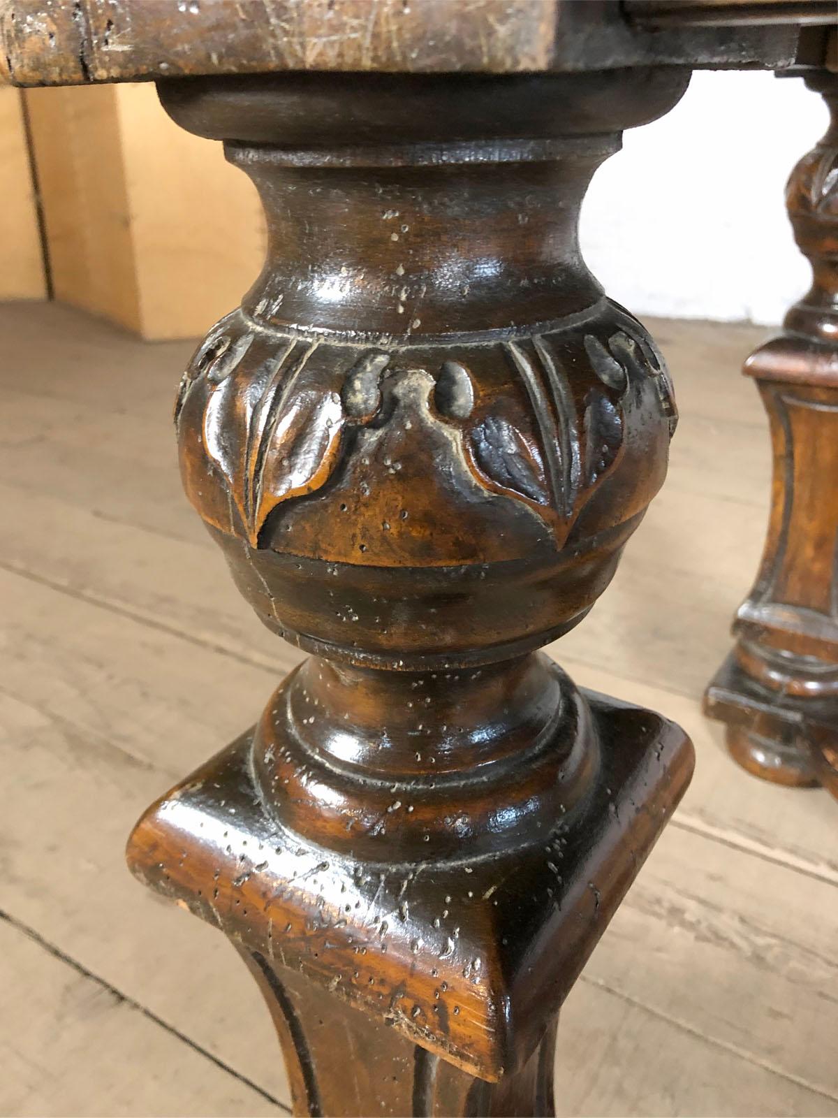 Mesa de comedor extensible de nogal barroco suizo/italiano de principios del siglo XVIII en venta 5