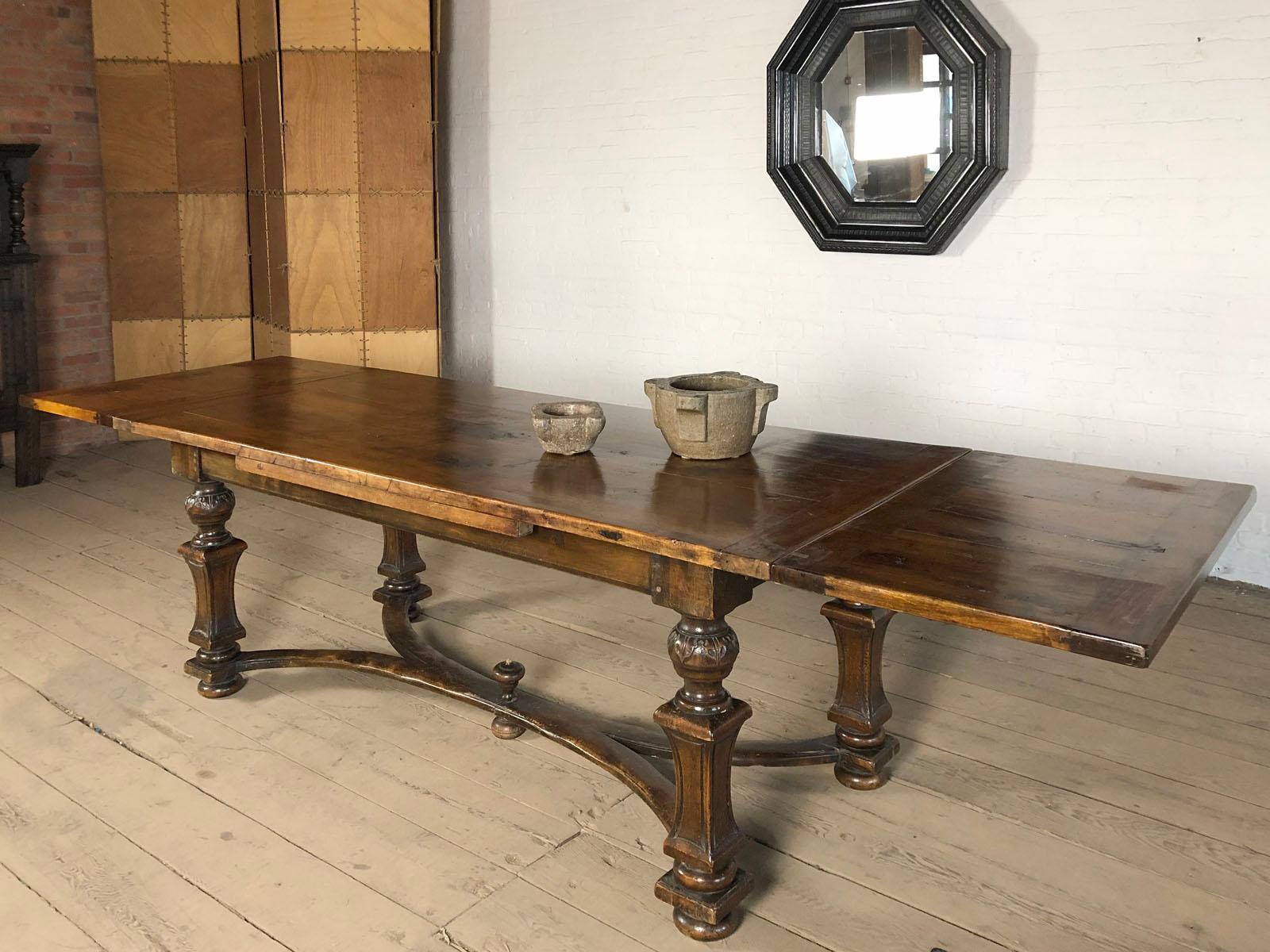 antique dining table with leaves that pull out