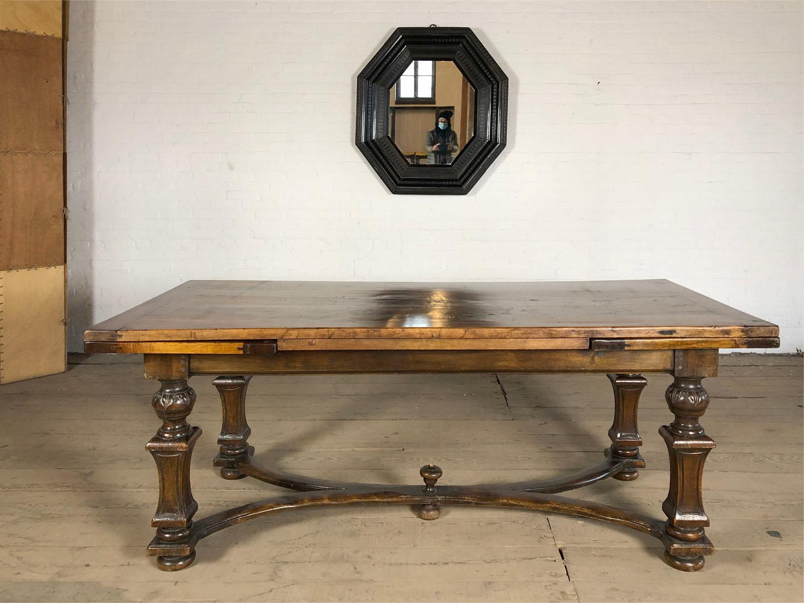 Table de salle à manger en noyer avec allonge du début du 18e siècle de style baroque suisse/italien Bon état - En vente à Troy, NY