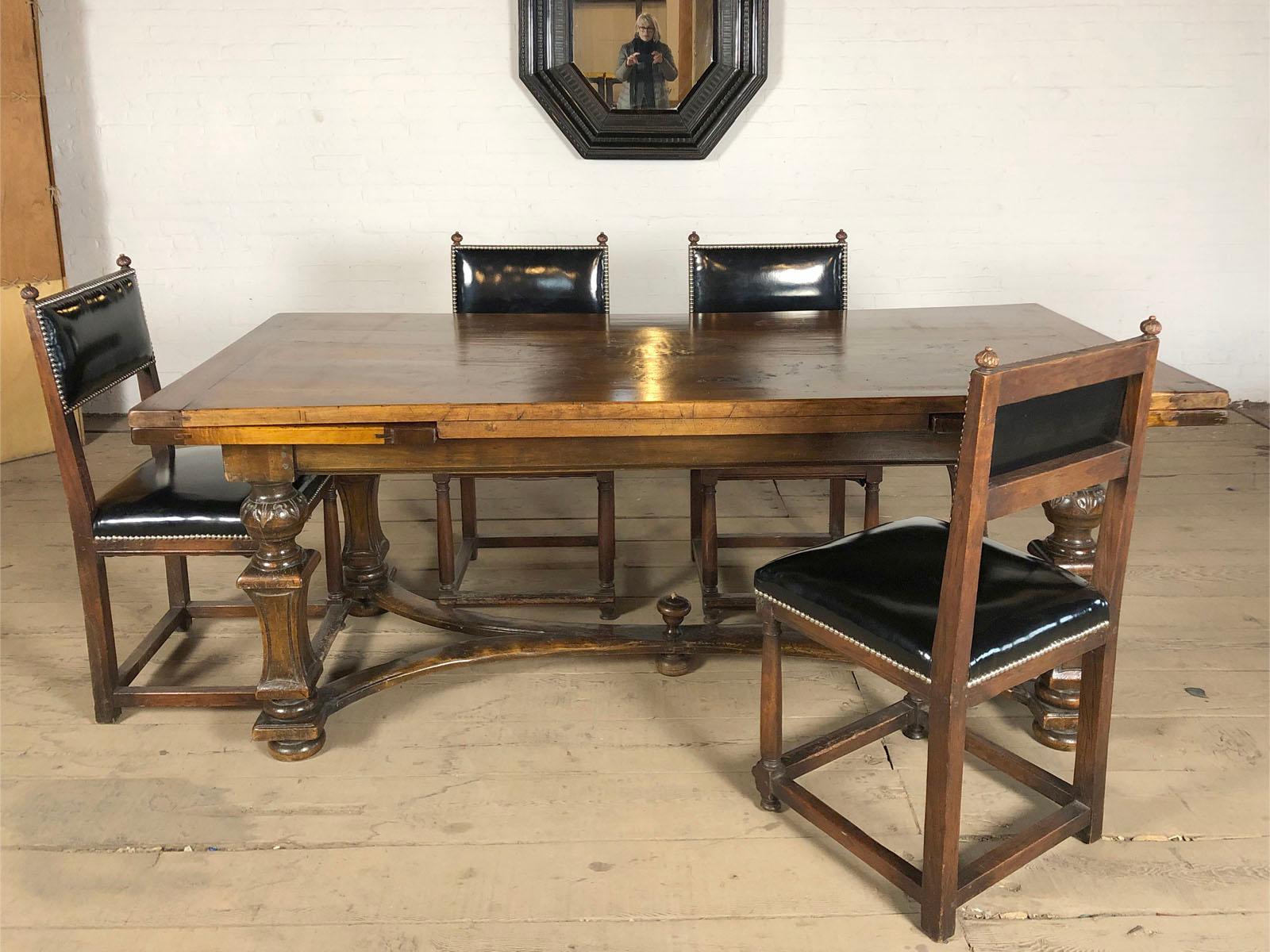 Mesa de comedor extensible de nogal barroco suizo/italiano de principios del siglo XVIII Barroco en venta