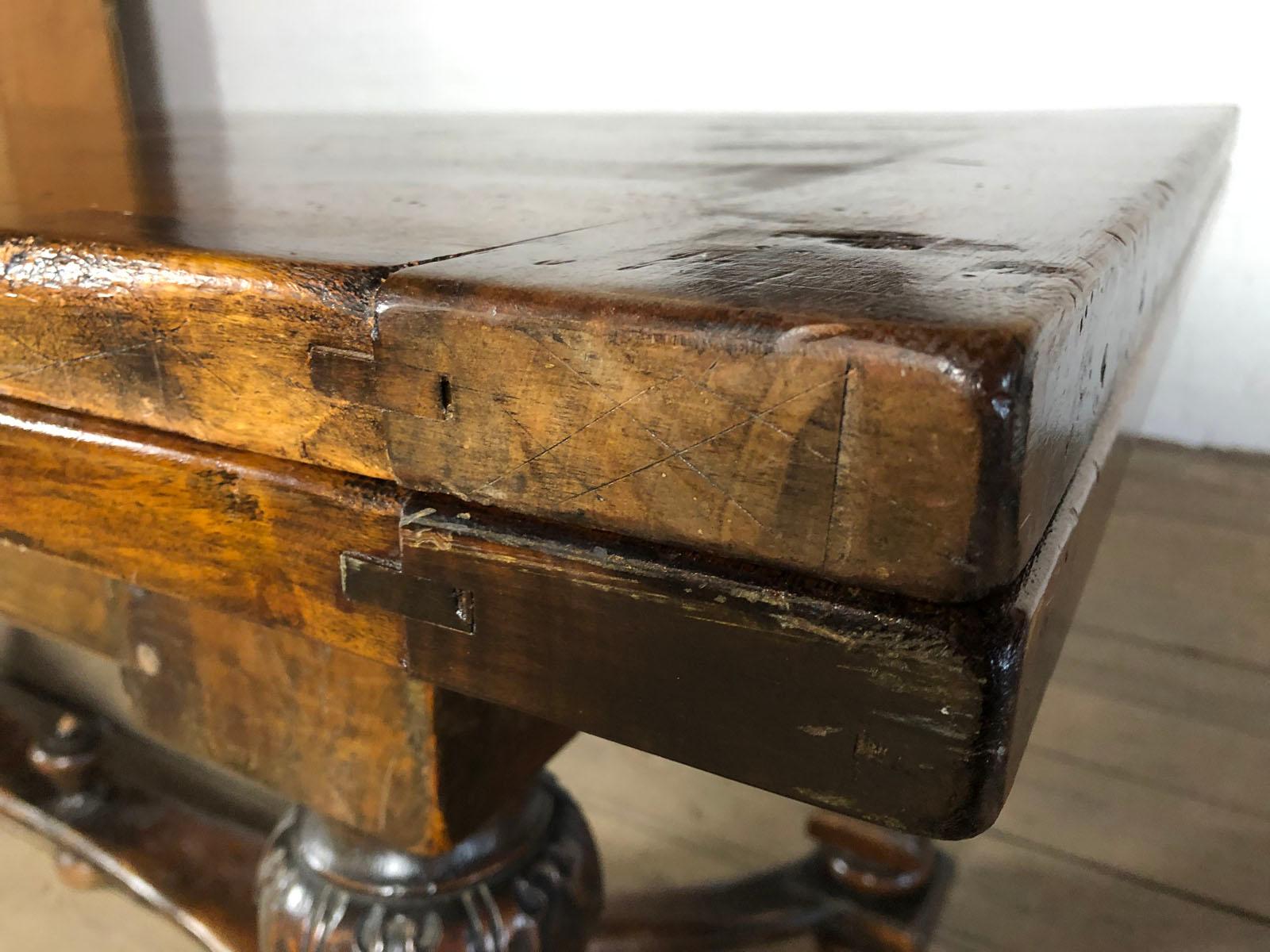 Mesa de comedor extensible de nogal barroco suizo/italiano de principios del siglo XVIII Nogal en venta
