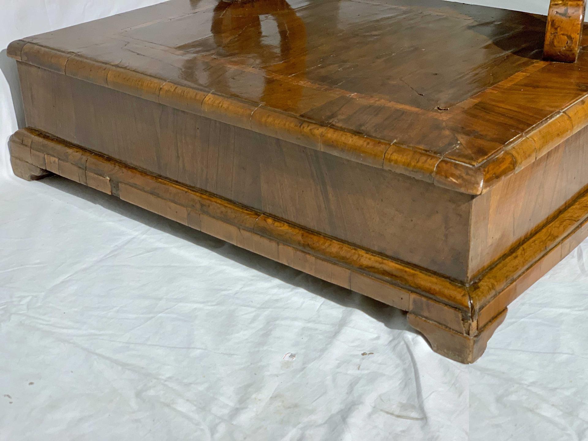 Italian Early 18th Century Tuscan Prieu-Dieu/Kneeler Walnut and Olive Wooden Listra  For Sale
