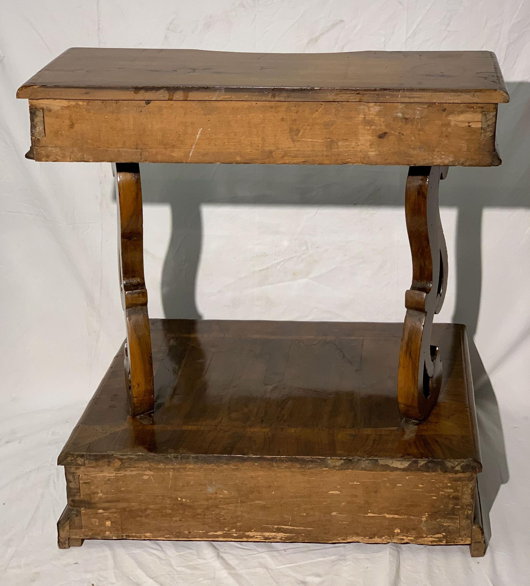 Early 18th Century Tuscan Prieu-Dieu/Kneeler Walnut and Olive Wooden Listra  In Good Condition For Sale In Firenze, FI