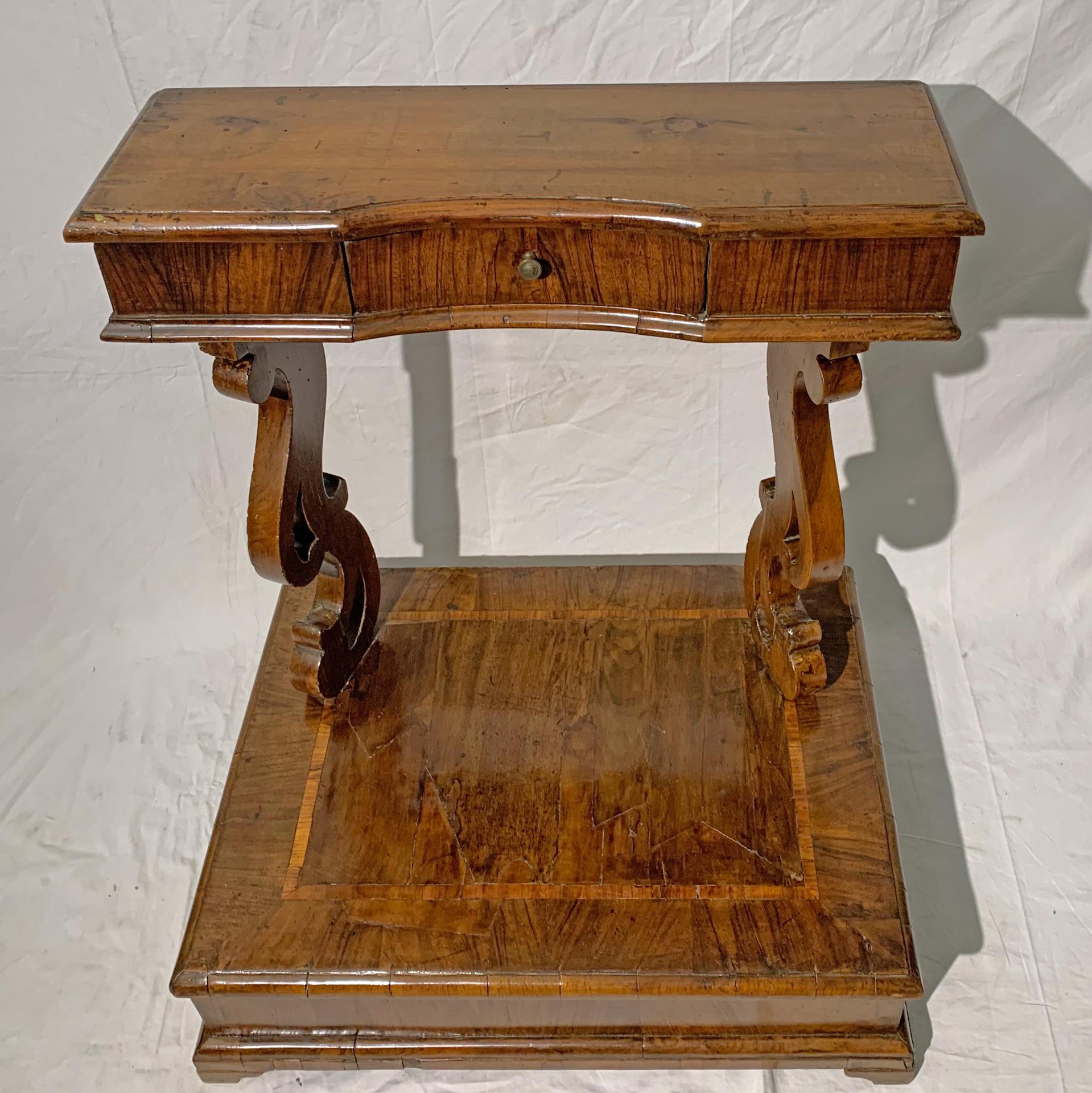 Early 18th Century Tuscan Prieu-Dieu/Kneeler Walnut and Olive Wooden Listra  For Sale 1