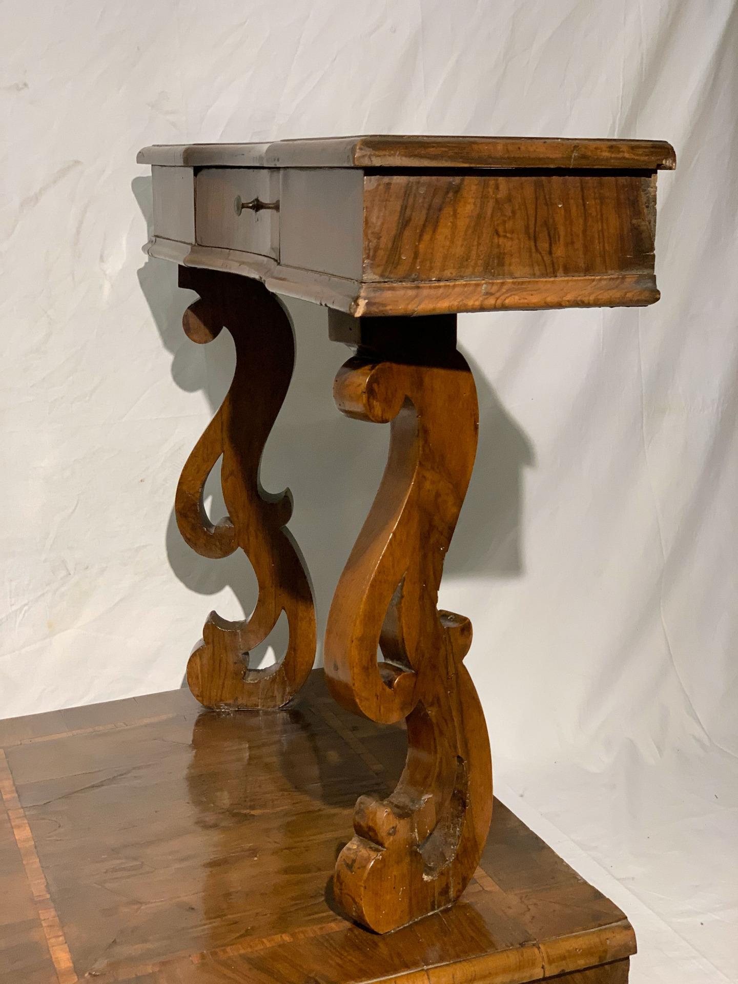 XVIIIe siècle Prieu-Dieu/agenouillère toscane du début du 18e siècle Listra en bois de noyer et d'olivier  en vente