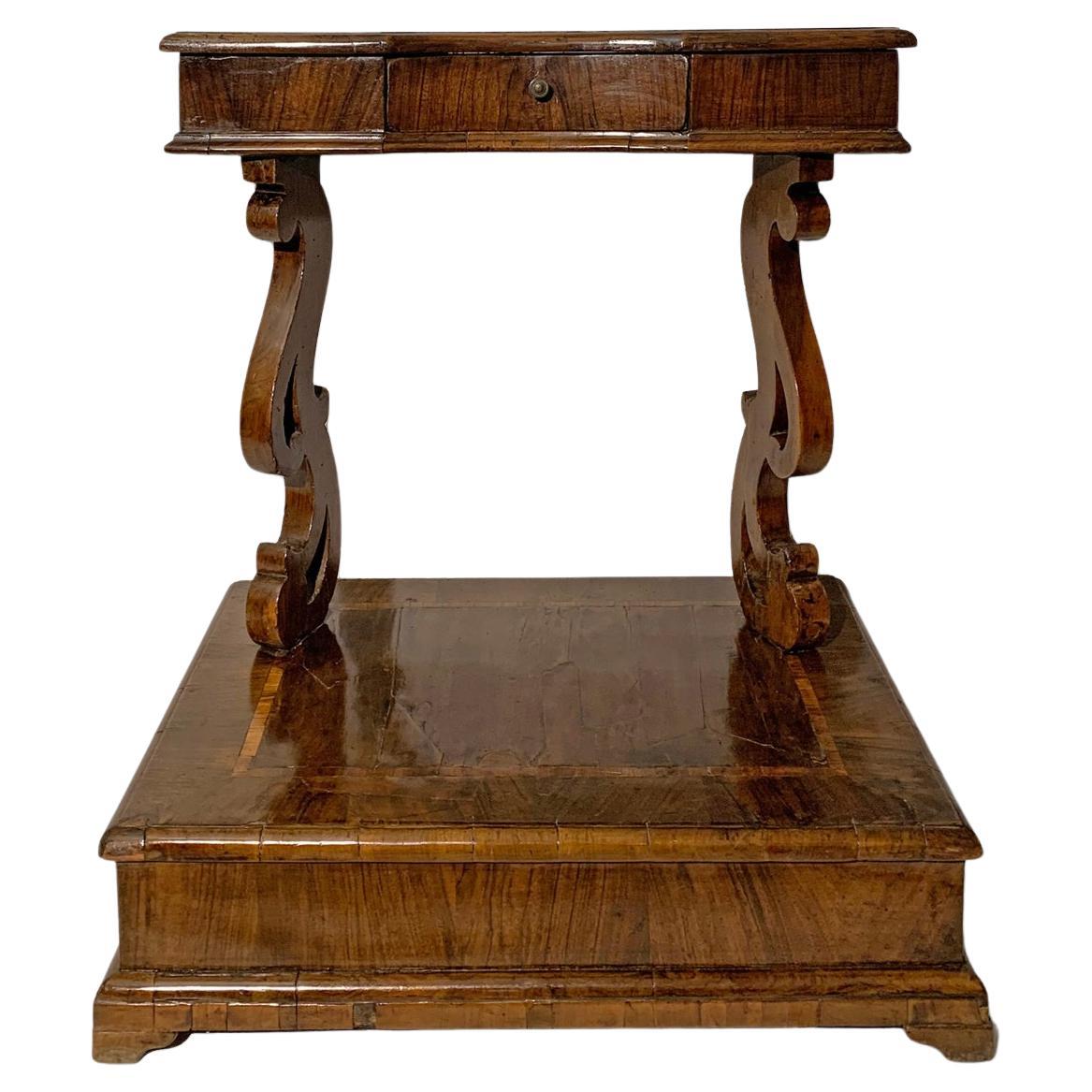 Early 18th Century Tuscan Prieu-Dieu/Kneeler Walnut and Olive Wooden Listra  For Sale