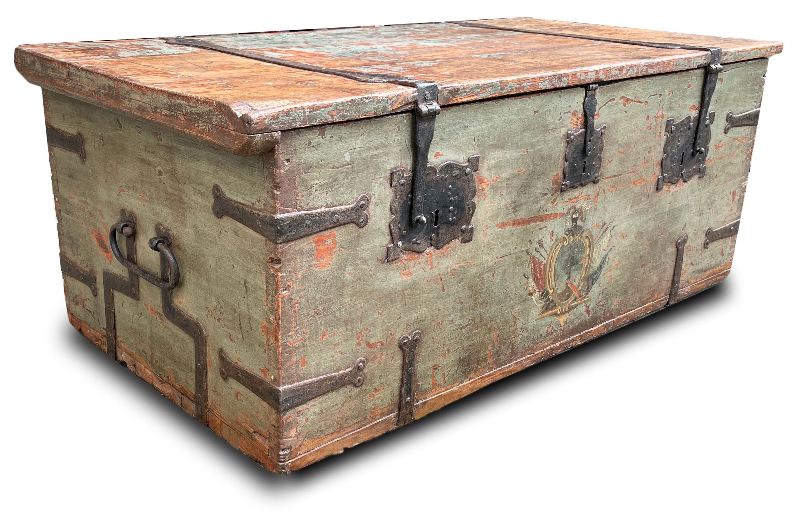 Ancient painted chest.

Measures: H.52cm - L.130cm - P.67cm

Entirely painted in sage green, this particular chest features a double lid. Entirely built in fir wood, it bears the coat of arms of the owner family. Central Italy XVIII.