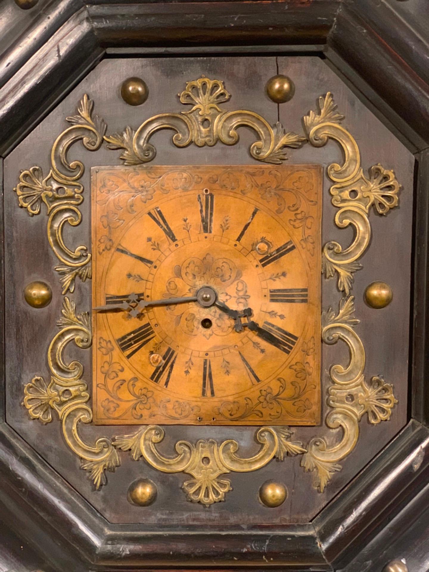Early 18th Century Tuscany Octagonal Walnut Clock In Good Condition In Firenze, FI