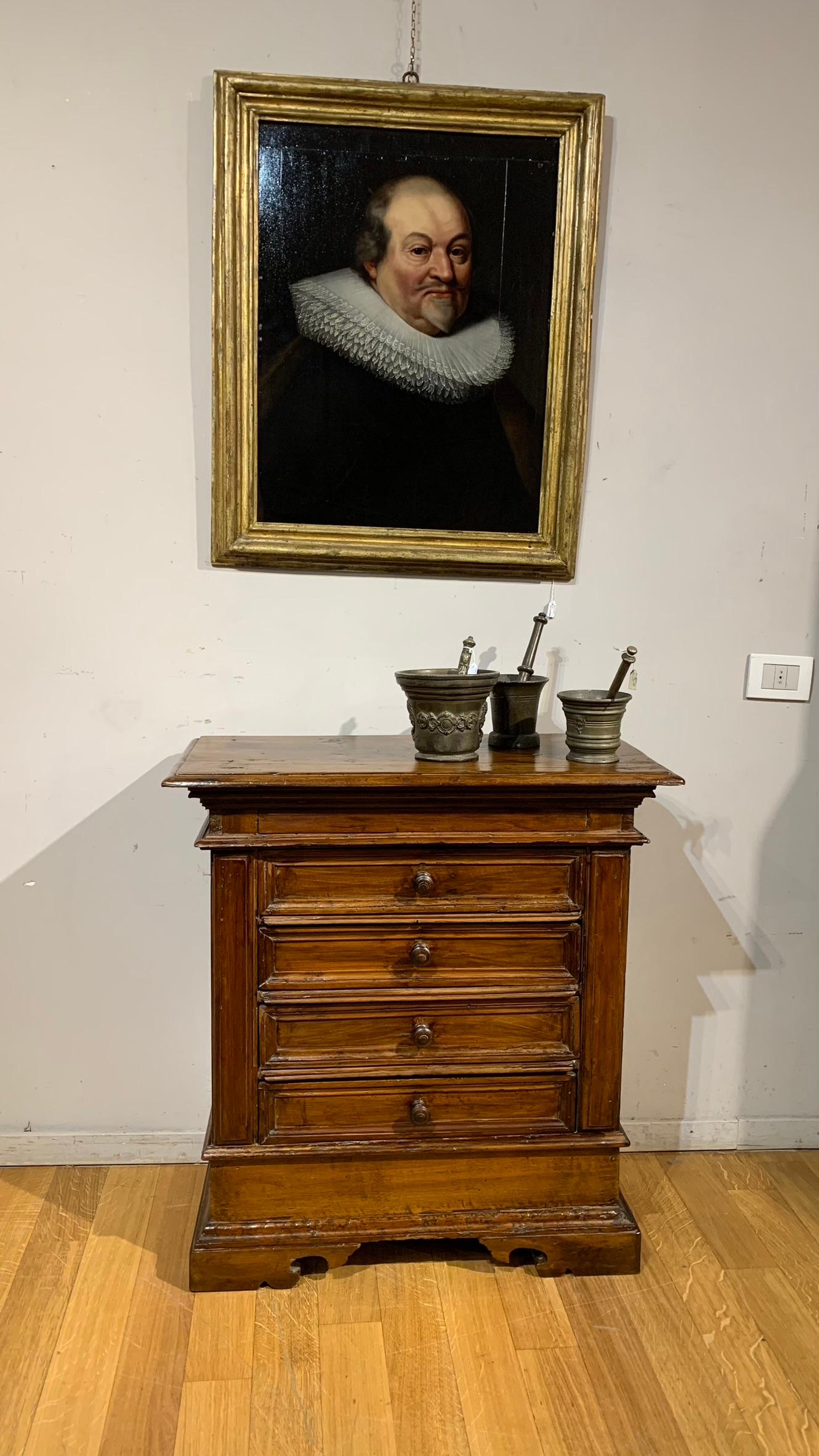 Early 18th Century Tuscany Small Chest of Drawers 5