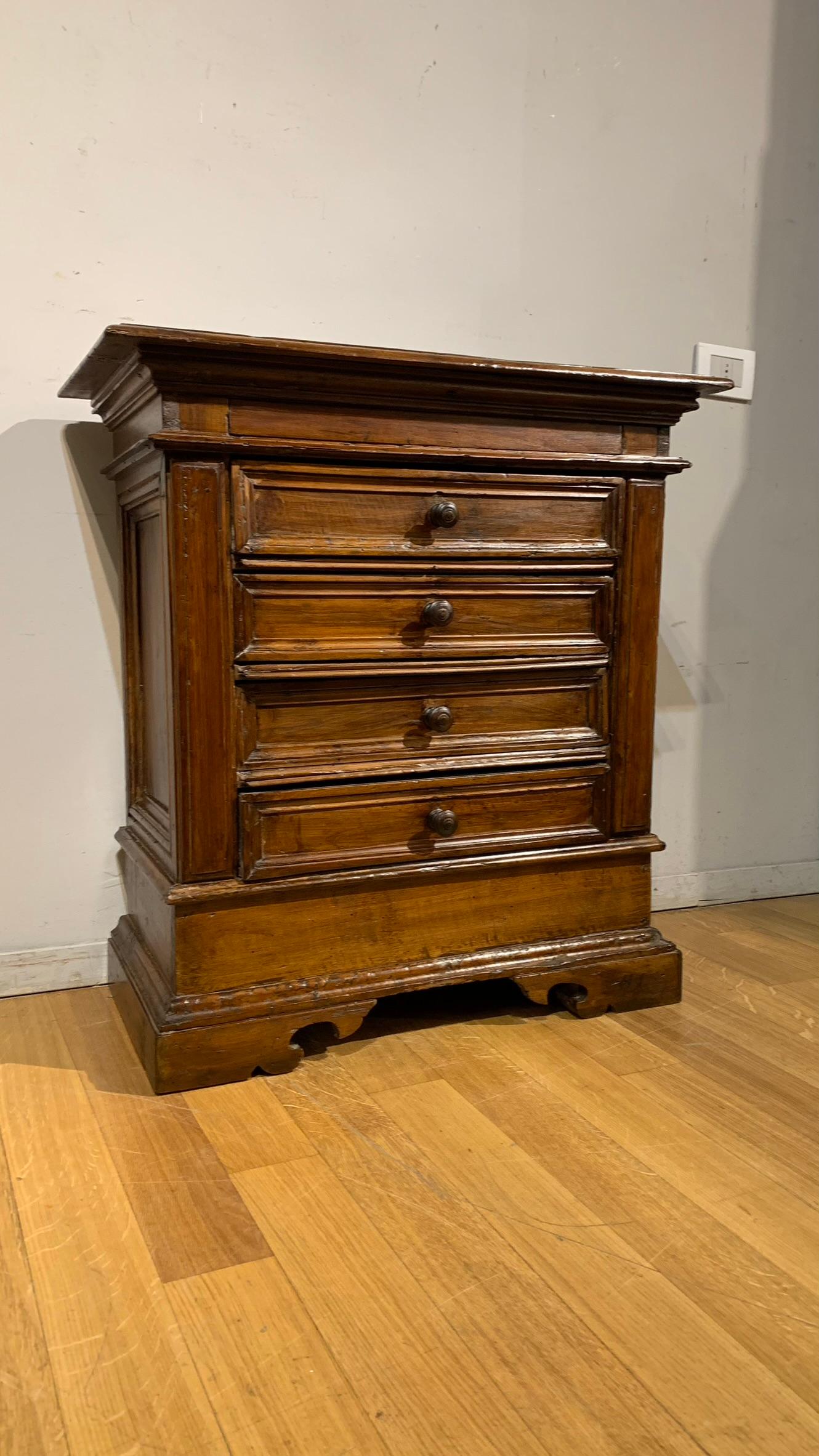 Beautiful small chest of drawers made in solid walnut. Four drawers with turned wooden knobs, bracket feet.
Particular are the dimensions, unusual for the time for this type of furniture.
Tuscan manufacture from the beginning of the