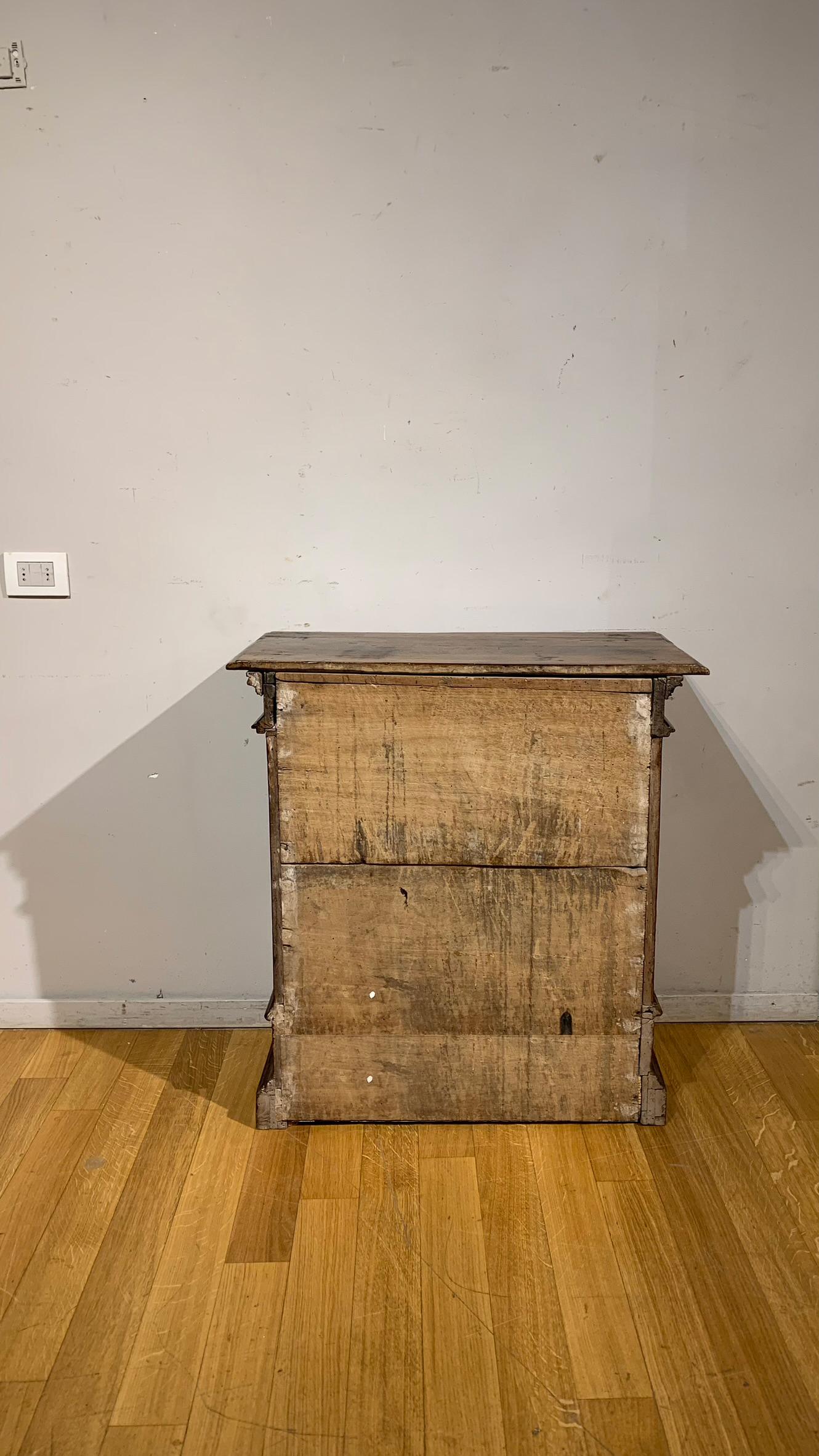 Early 18th Century Tuscany Small Chest of Drawers In Good Condition In Firenze, FI