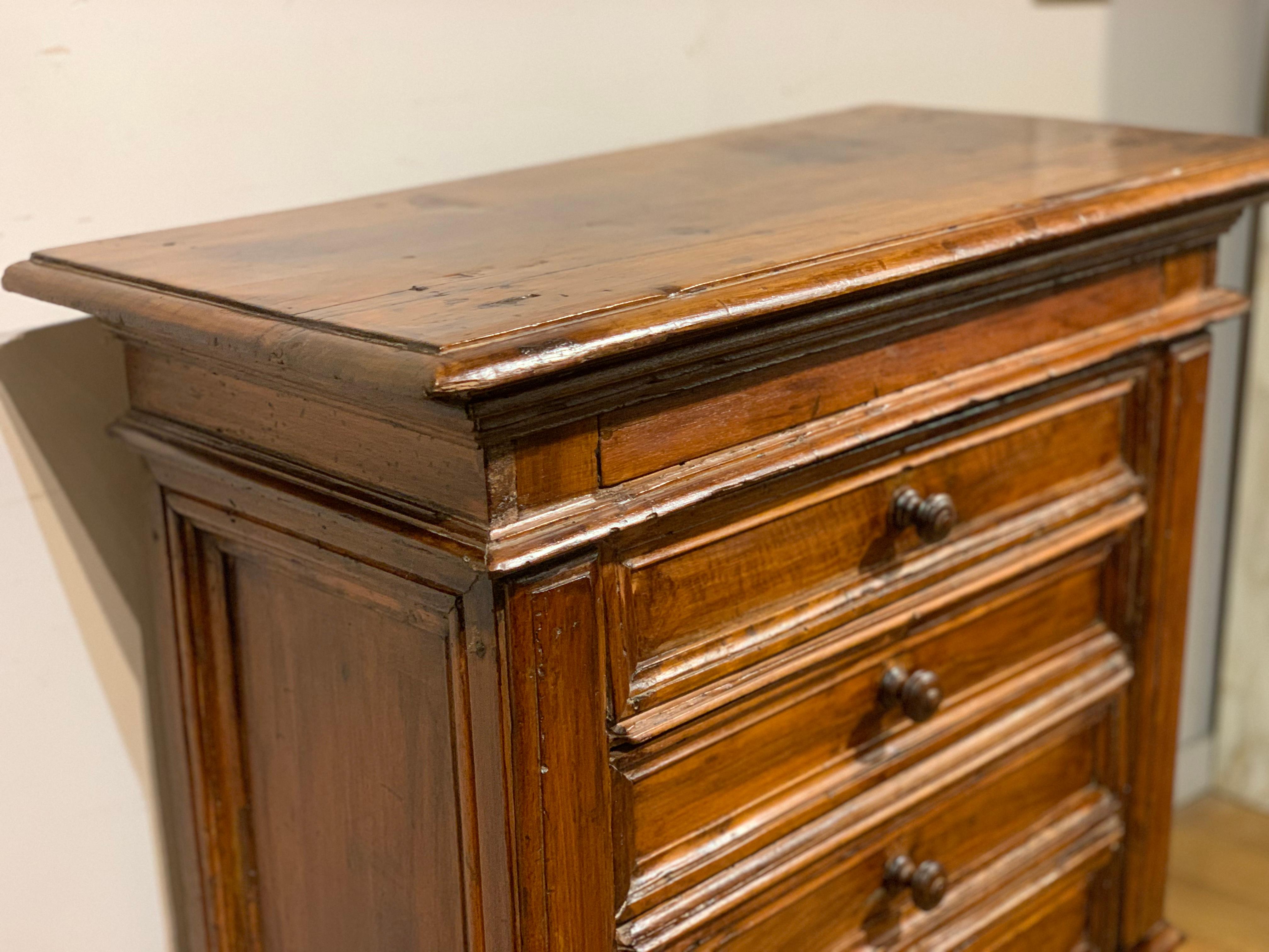 Early 18th Century Tuscany Small Chest of Drawers 1