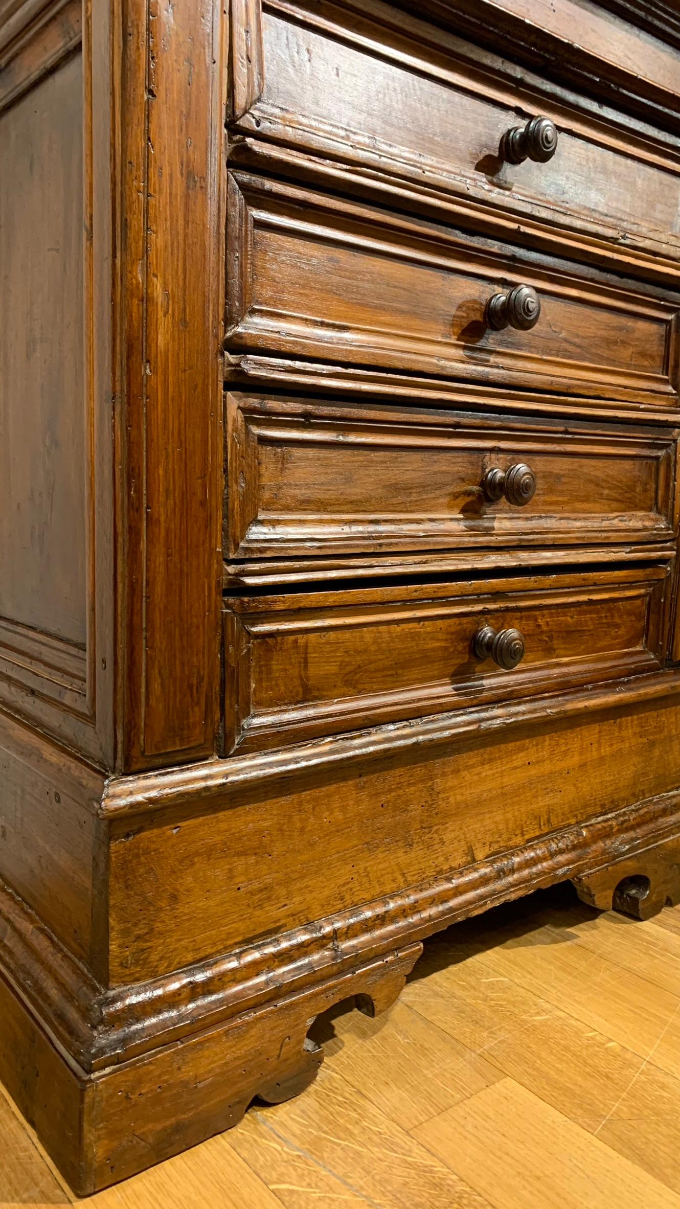 Early 18th Century Tuscany Small Chest of Drawers 3