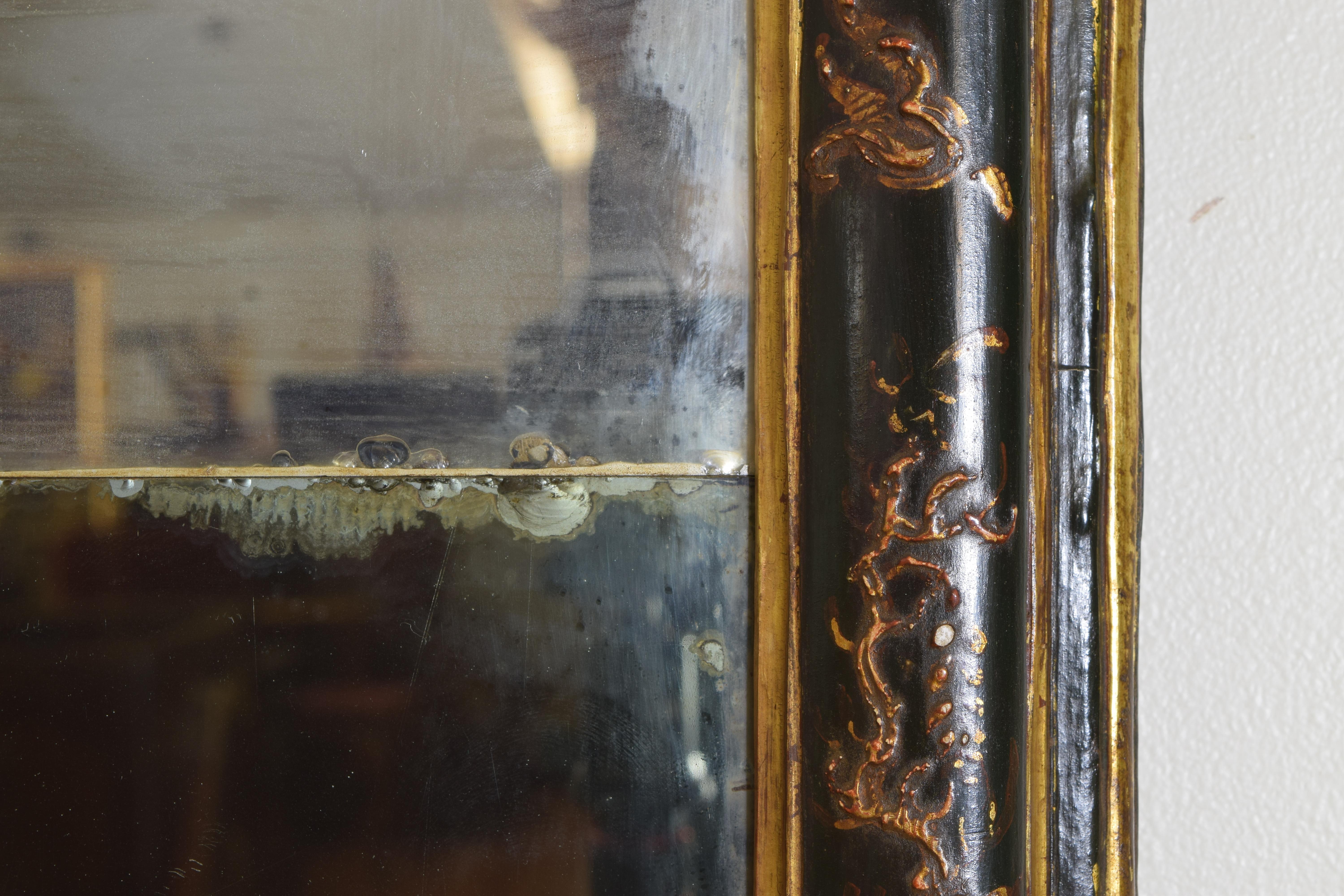 Early 18th Century Venetian Chinoiserie Dark Green Lacquered Mirror For Sale 9