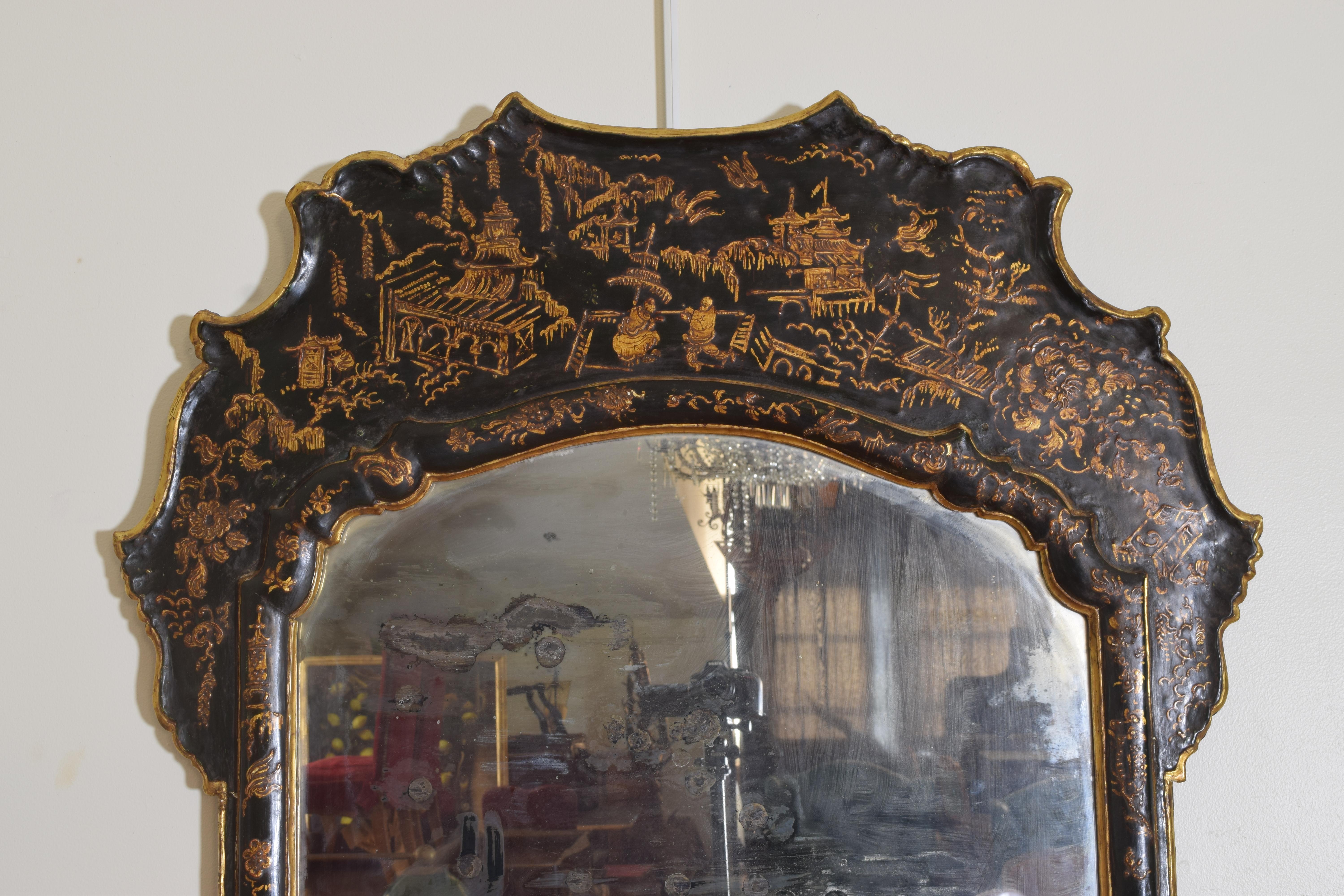 Italian Early 18th Century Venetian Chinoiserie Dark Green Lacquered Mirror For Sale