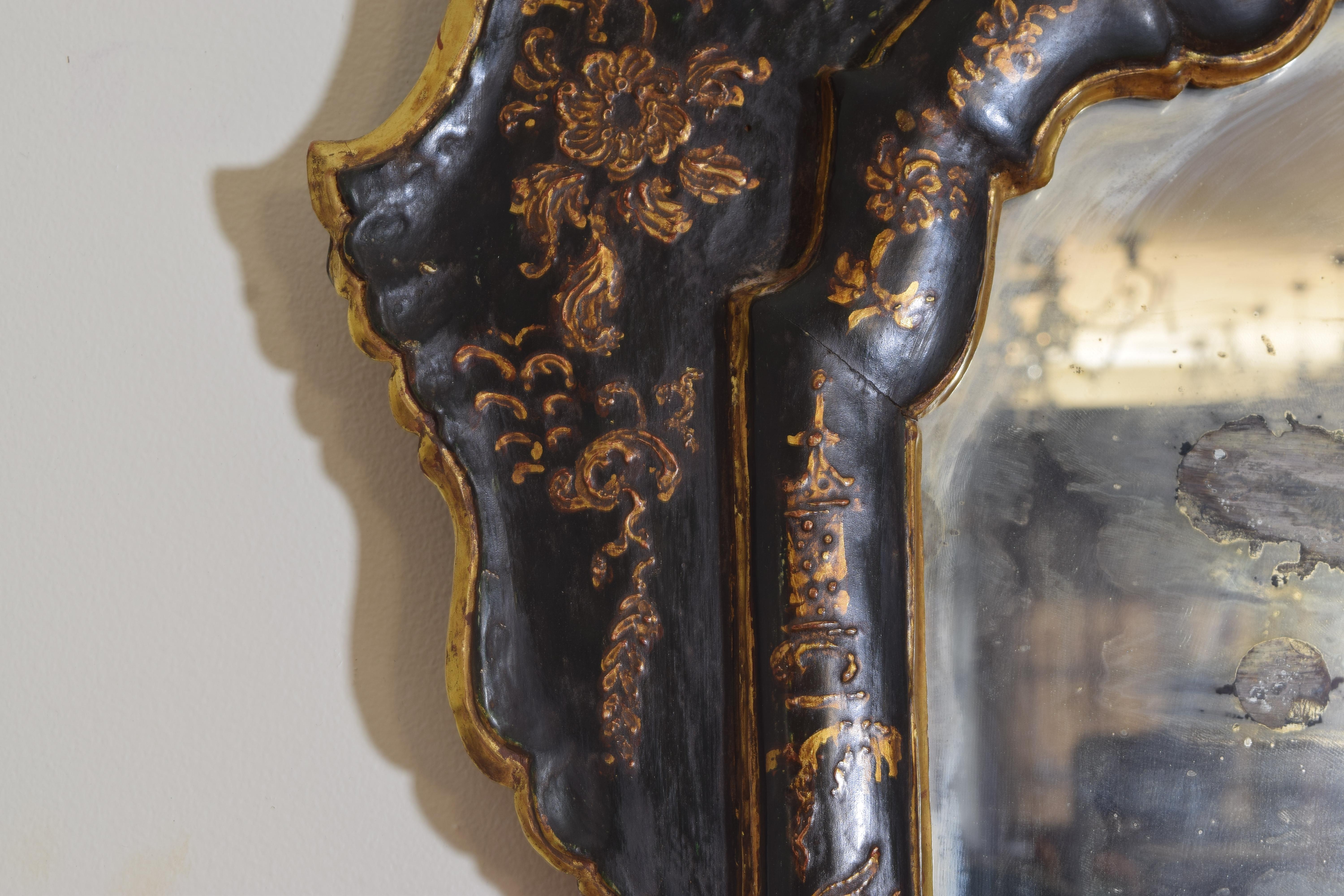 Early 18th Century Venetian Chinoiserie Dark Green Lacquered Mirror For Sale 1