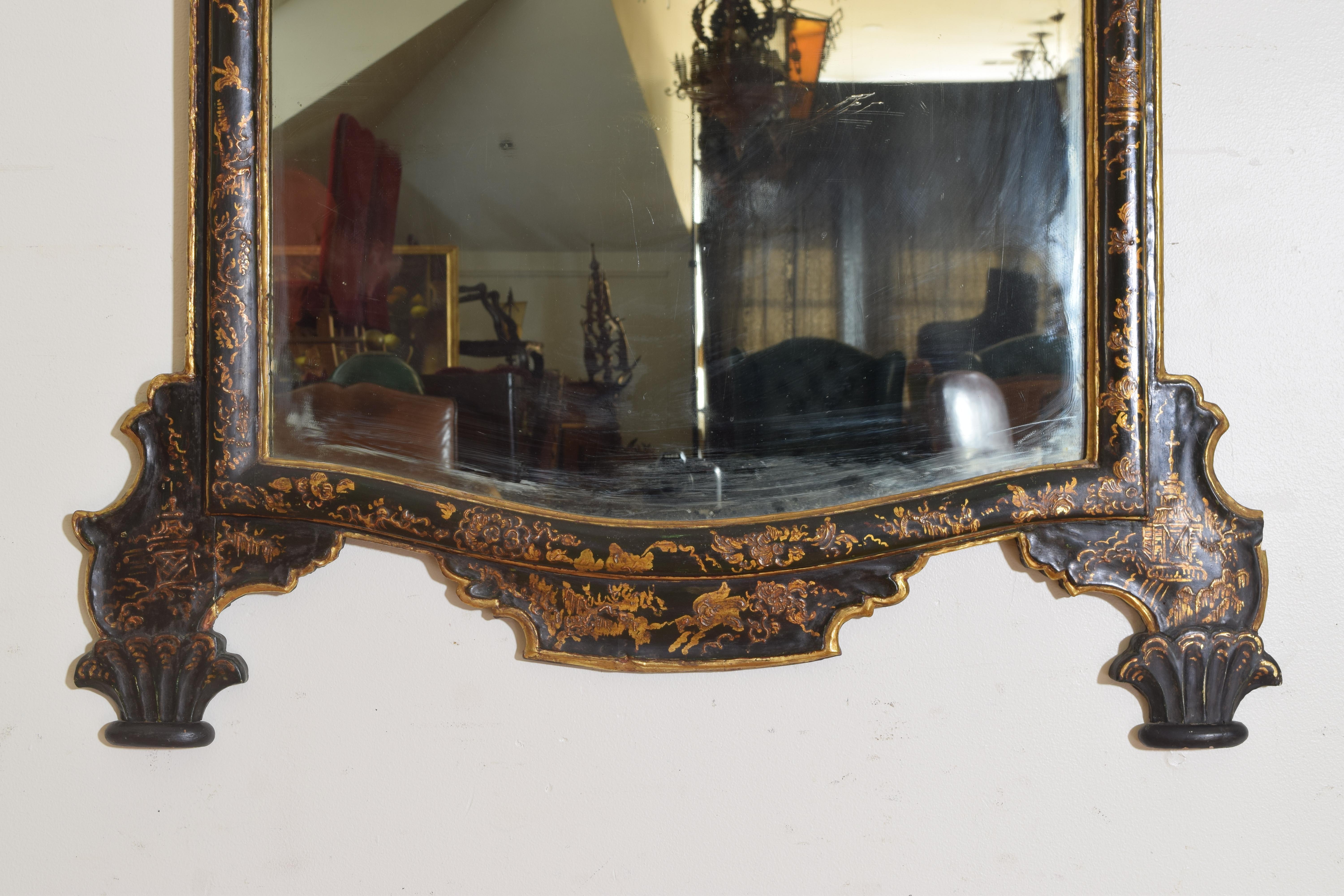 Early 18th Century Venetian Chinoiserie Dark Green Lacquered Mirror For Sale 3