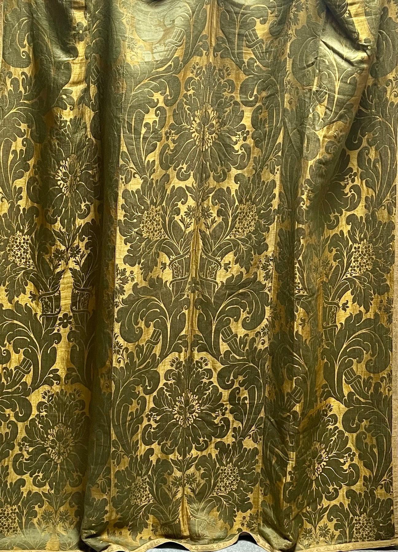 Rare et exquise housse de lampe en soie vénitienne

dans le plus beau coloris de vert et d'or opulents et chatoyants

Change de couleur en fonction de la position et de la lumière

Datant d'environ 1700

Bordure en galon d'or antique Dos en lin