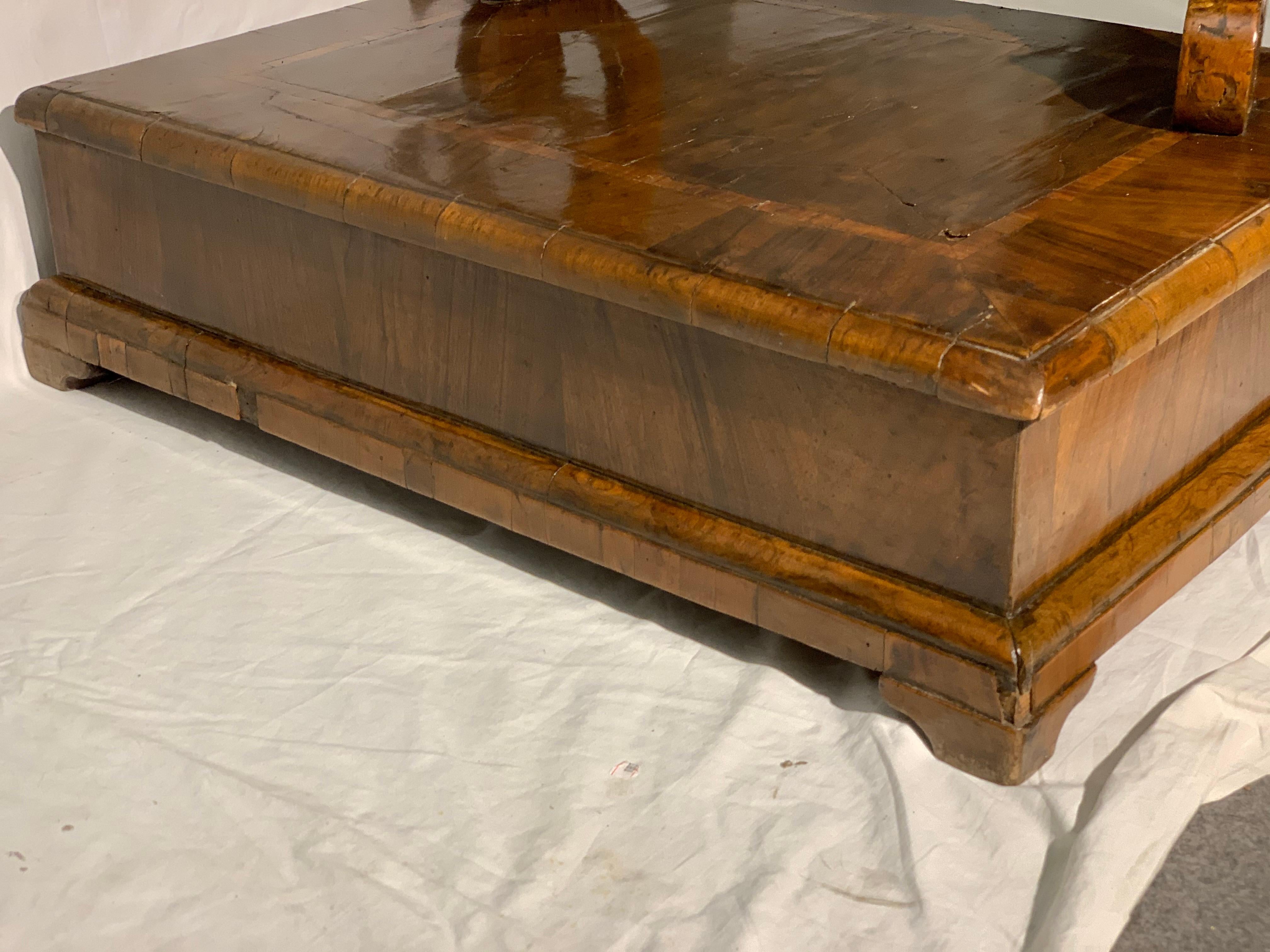Early 18th Century, Walnut and Olive Tree Venereed Kneeling In Good Condition For Sale In Firenze, FI