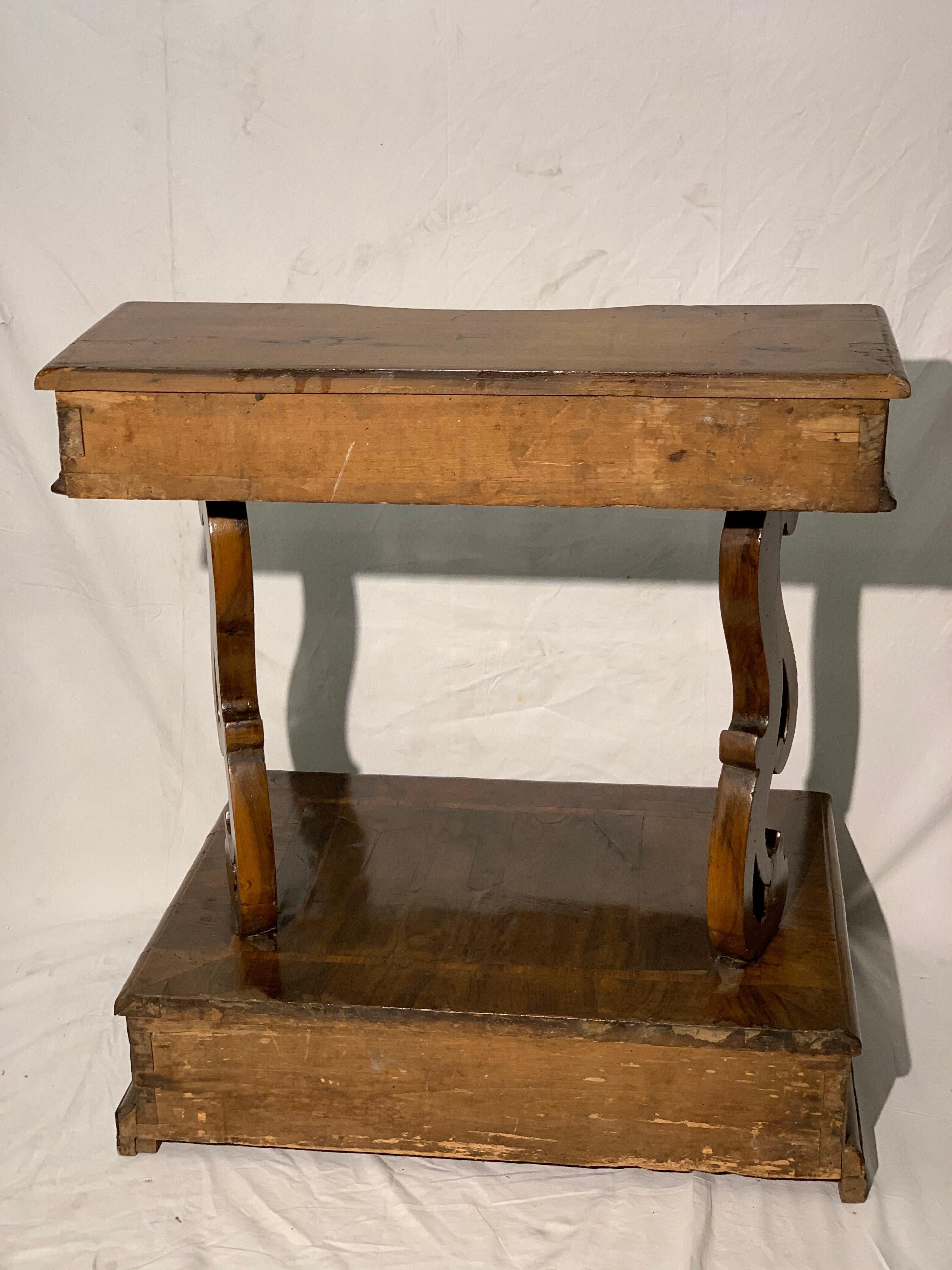 Early 18th Century, Walnut and Olive Tree Venereed Kneeling For Sale 1