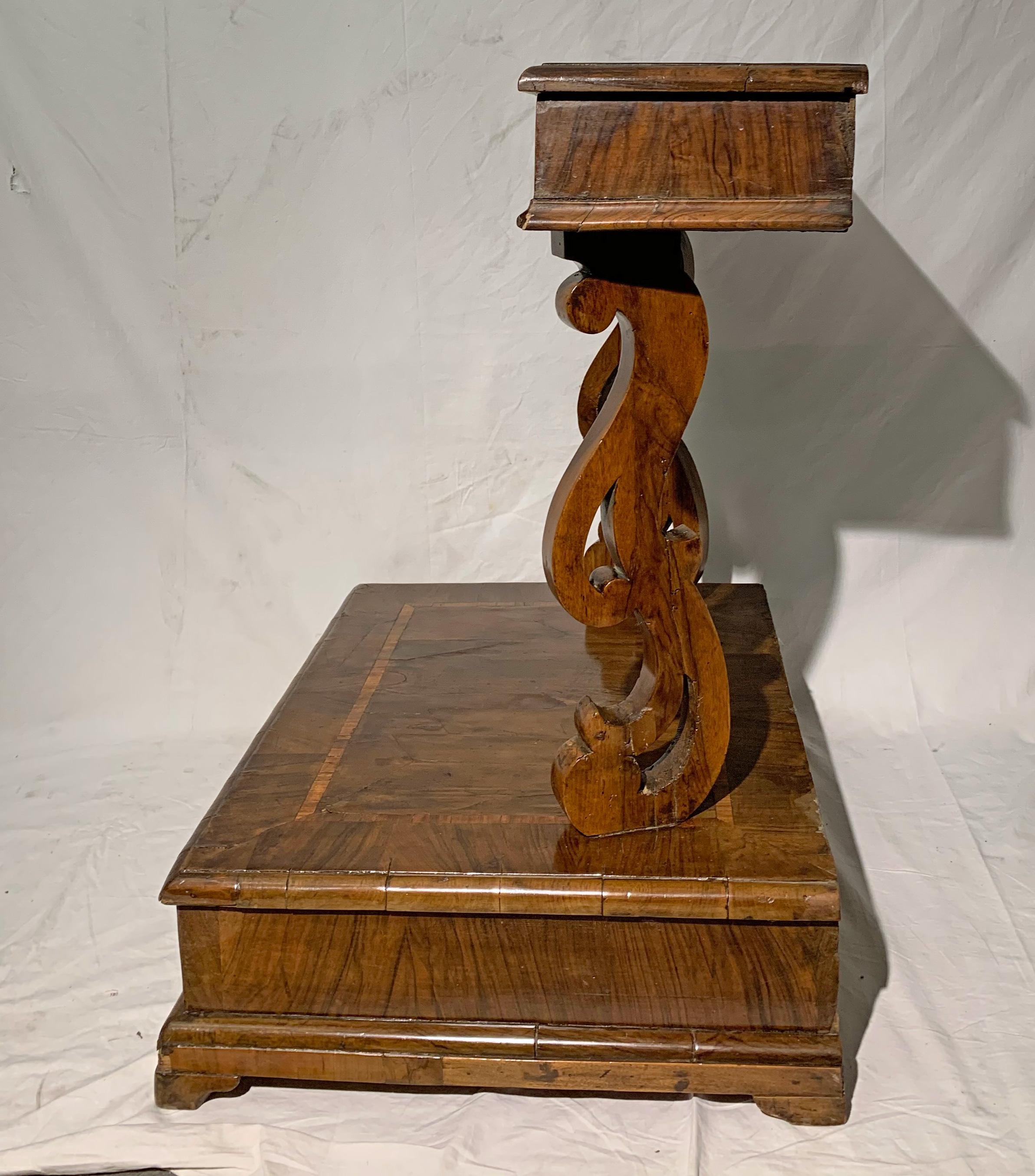 Early 18th Century, Walnut and Olive Tree Venereed Kneeling For Sale 3