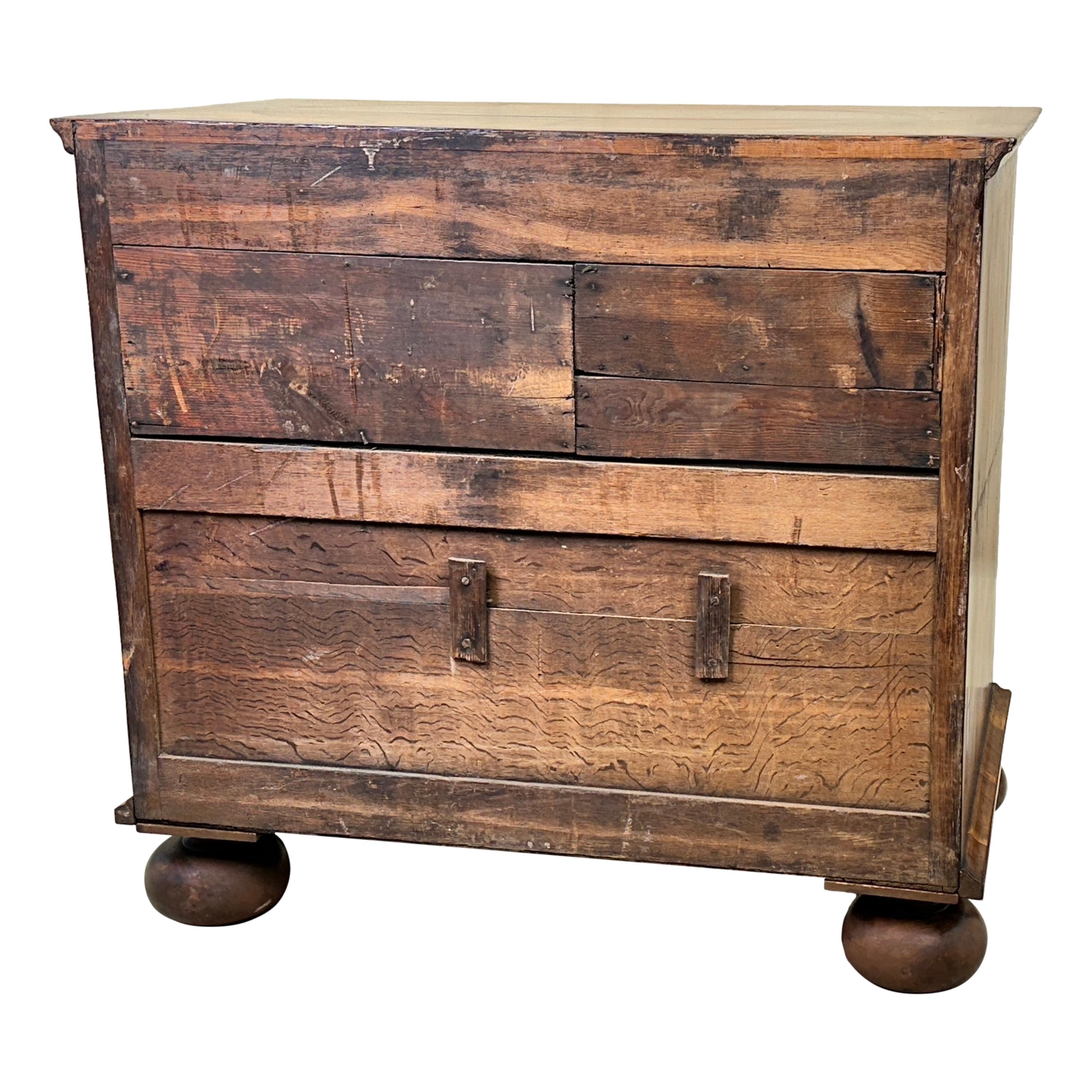Early 18th Century Walnut Chest Of Drawers For Sale 5