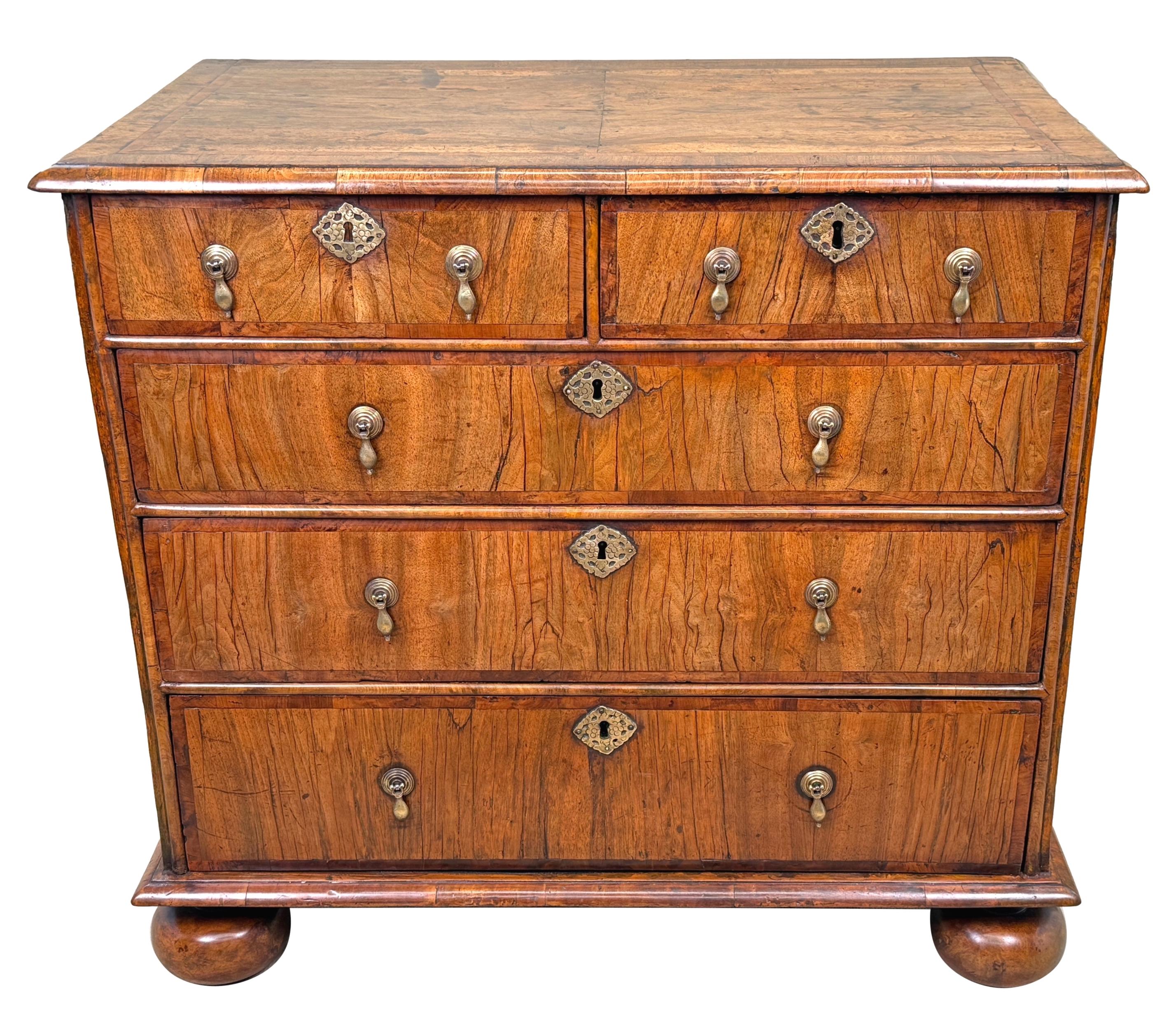 Early 18th Century Walnut Chest Of Drawers For Sale 5