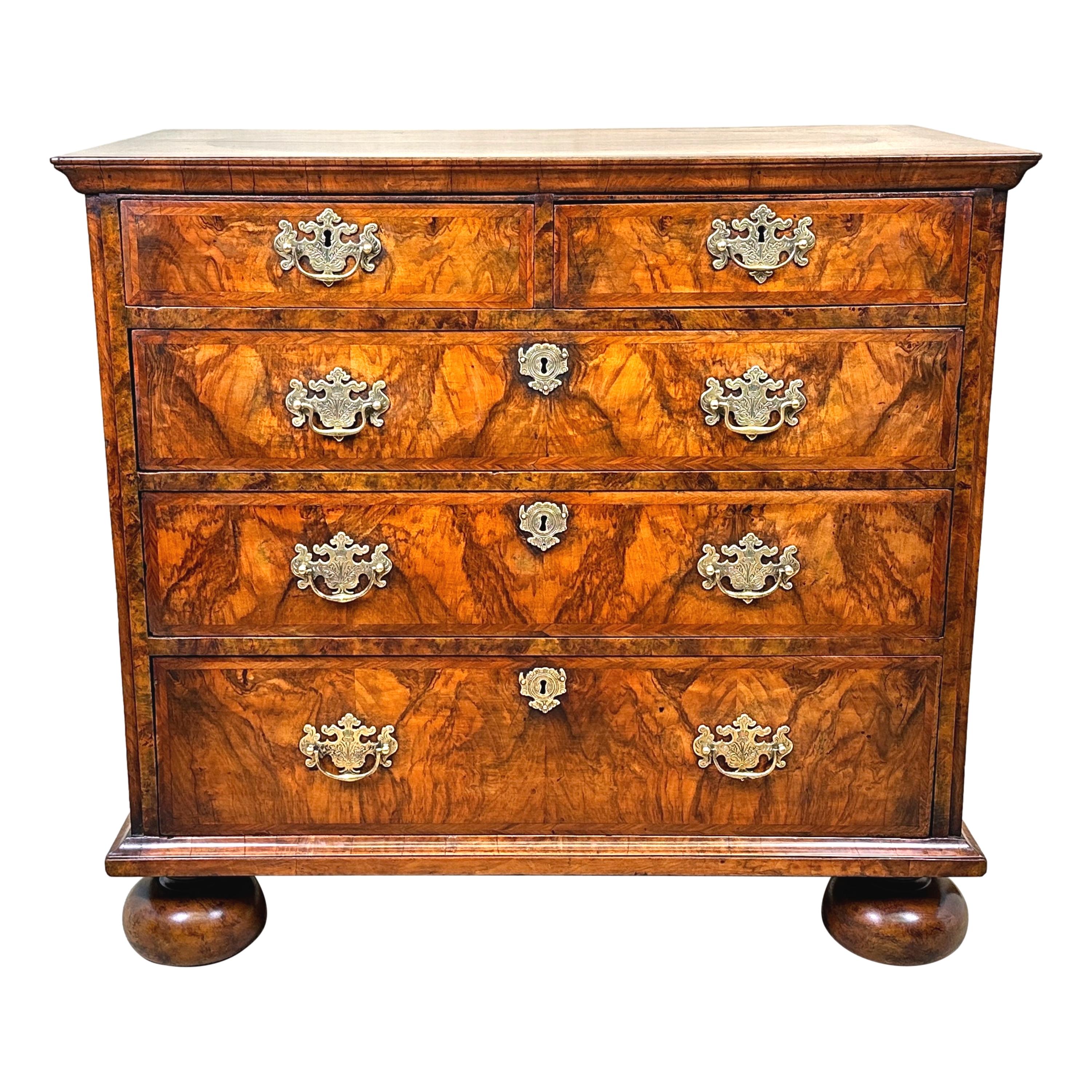 Early 18th Century Walnut Chest Of Drawers For Sale 6