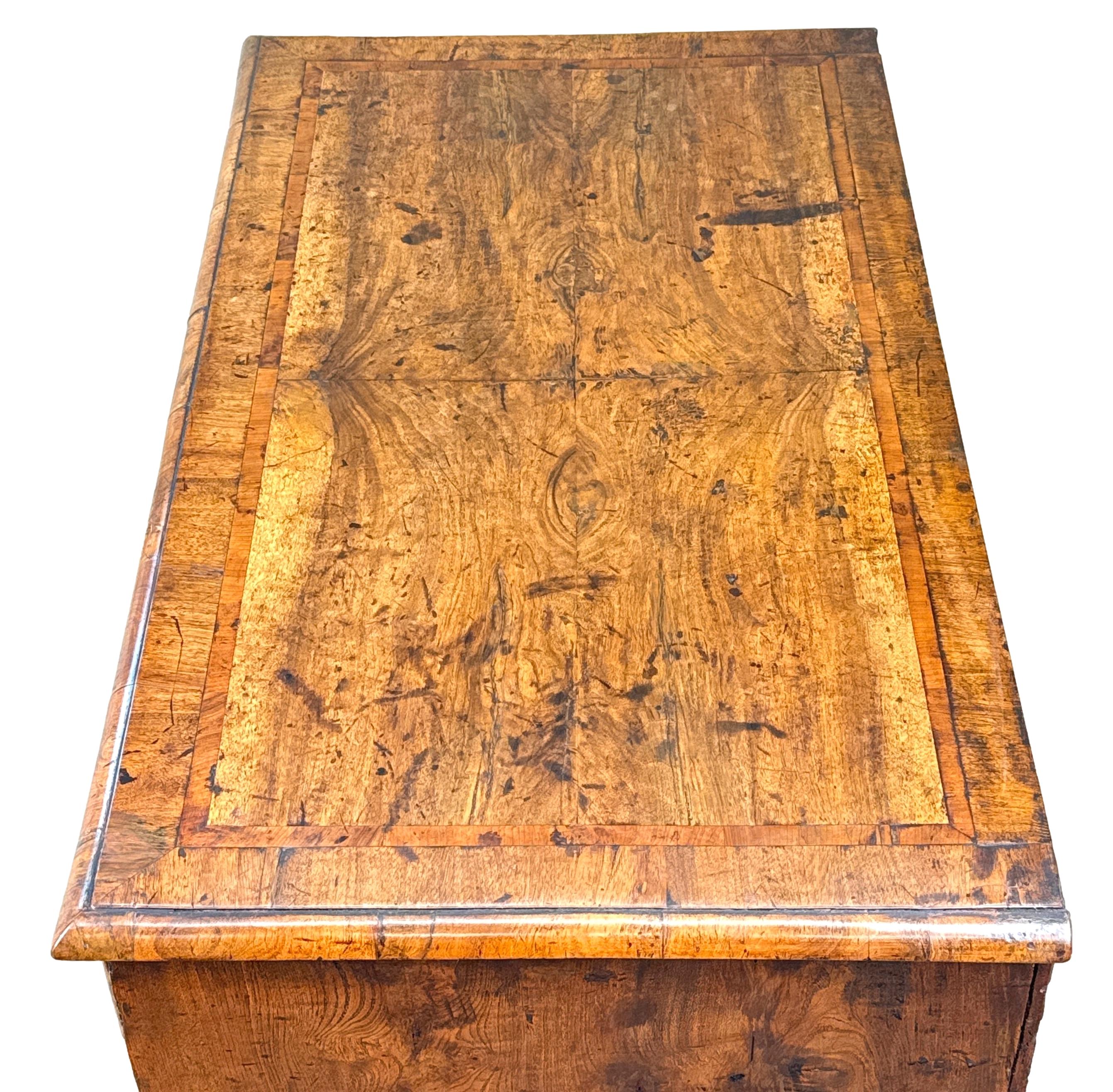 Early 18th Century Walnut Chest Of Drawers In Good Condition For Sale In Bedfordshire, GB