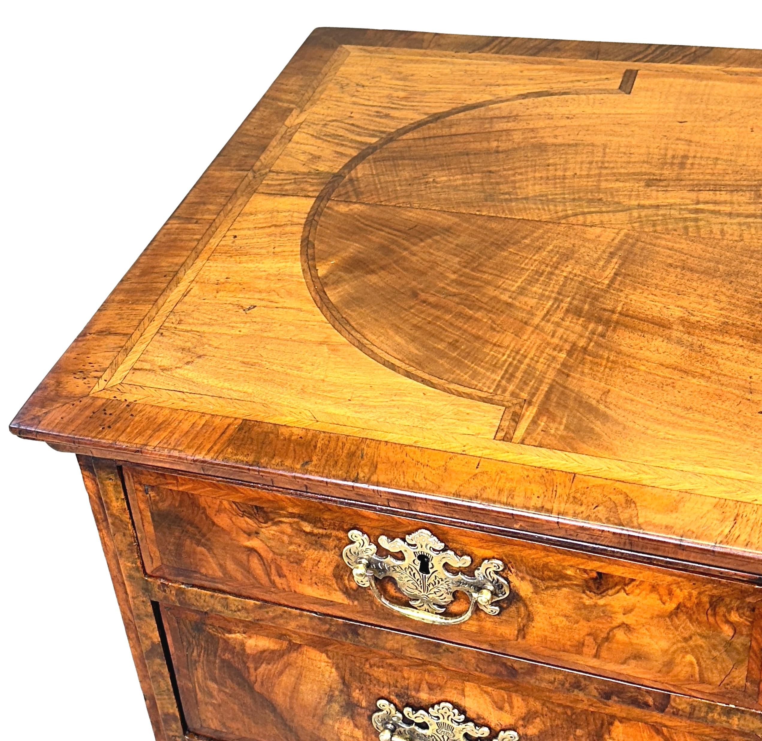 Early 18th Century Walnut Chest Of Drawers For Sale 1