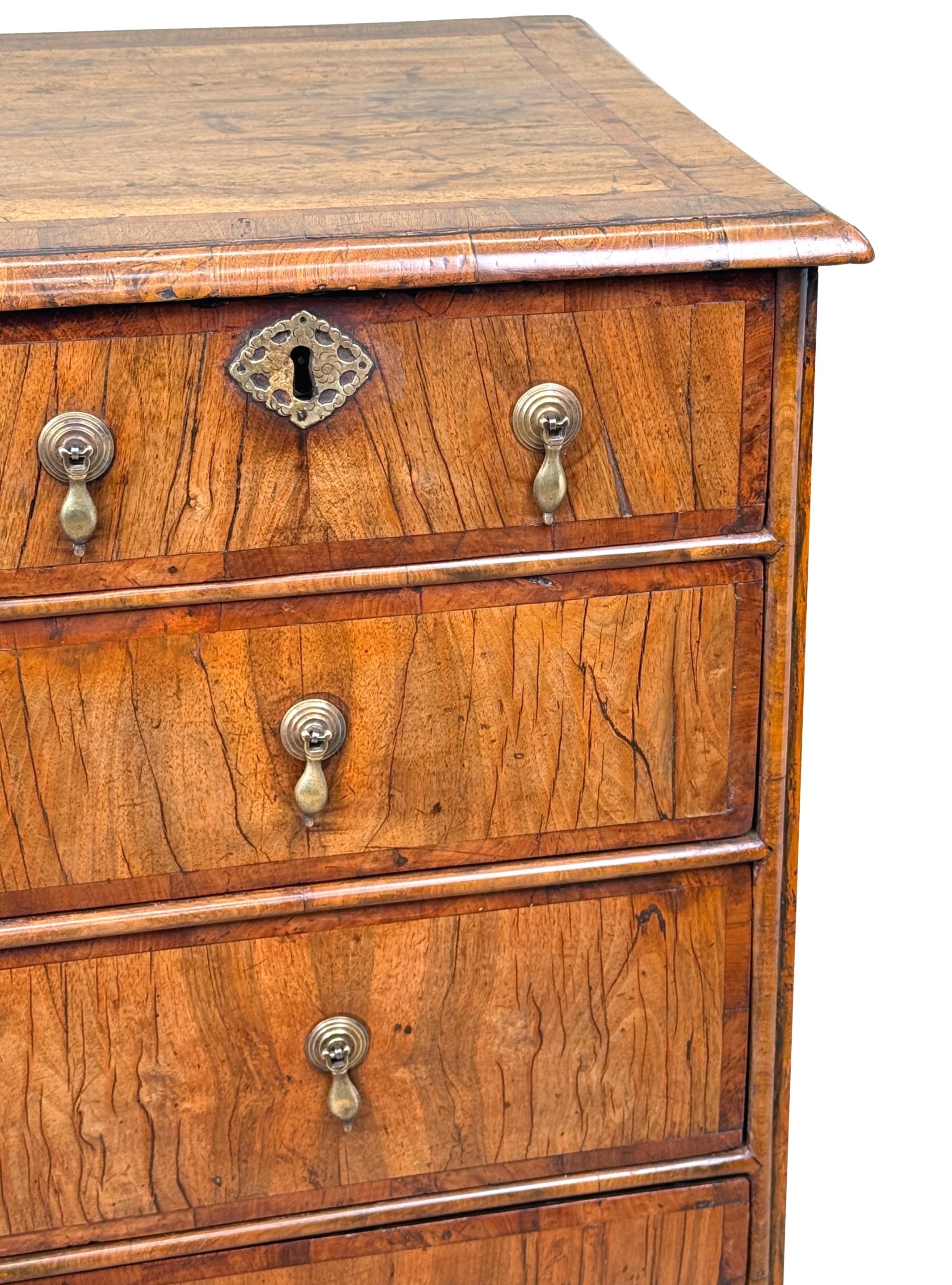 Early 18th Century Walnut Chest Of Drawers For Sale 1