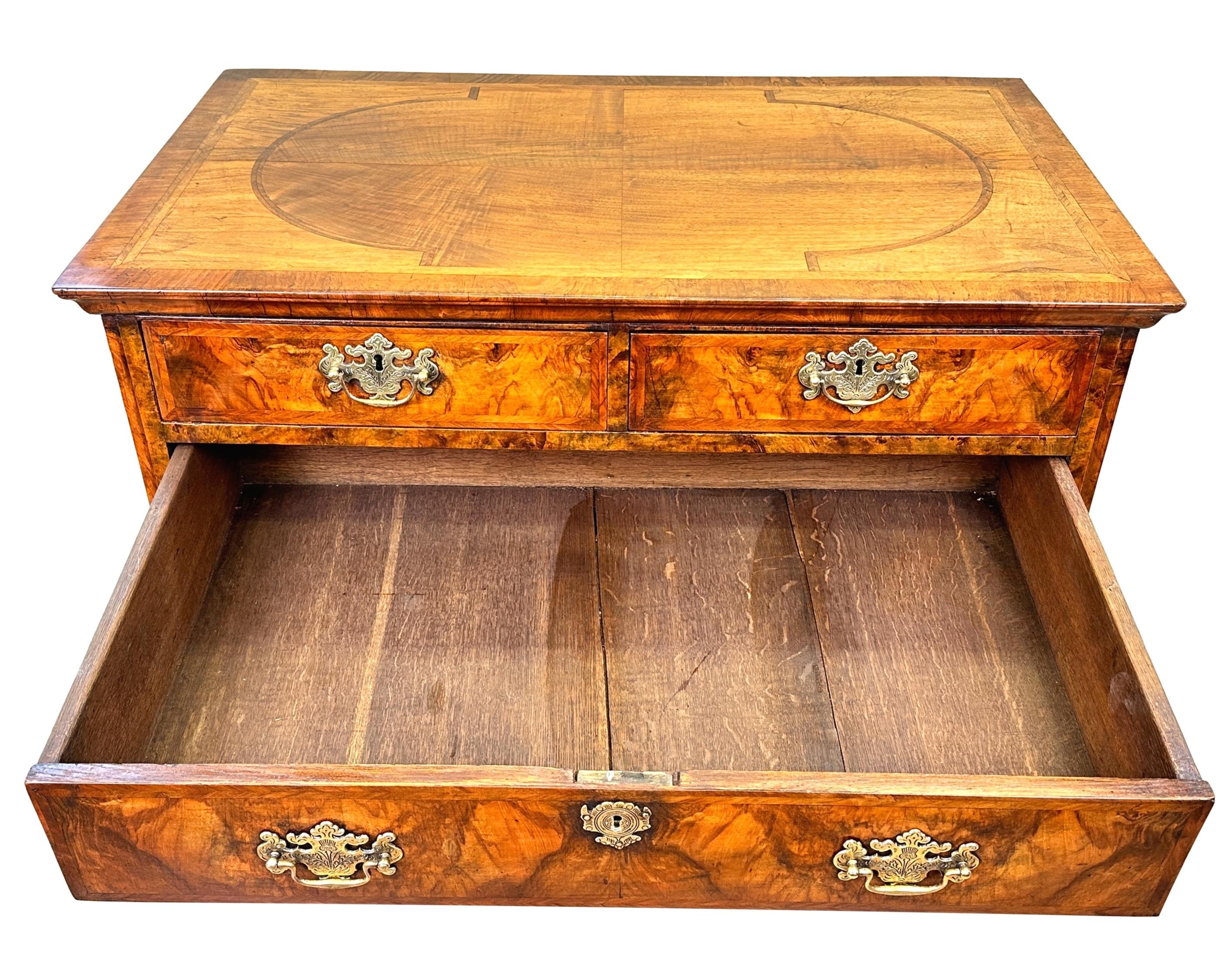 Early 18th Century Walnut Chest Of Drawers For Sale 2