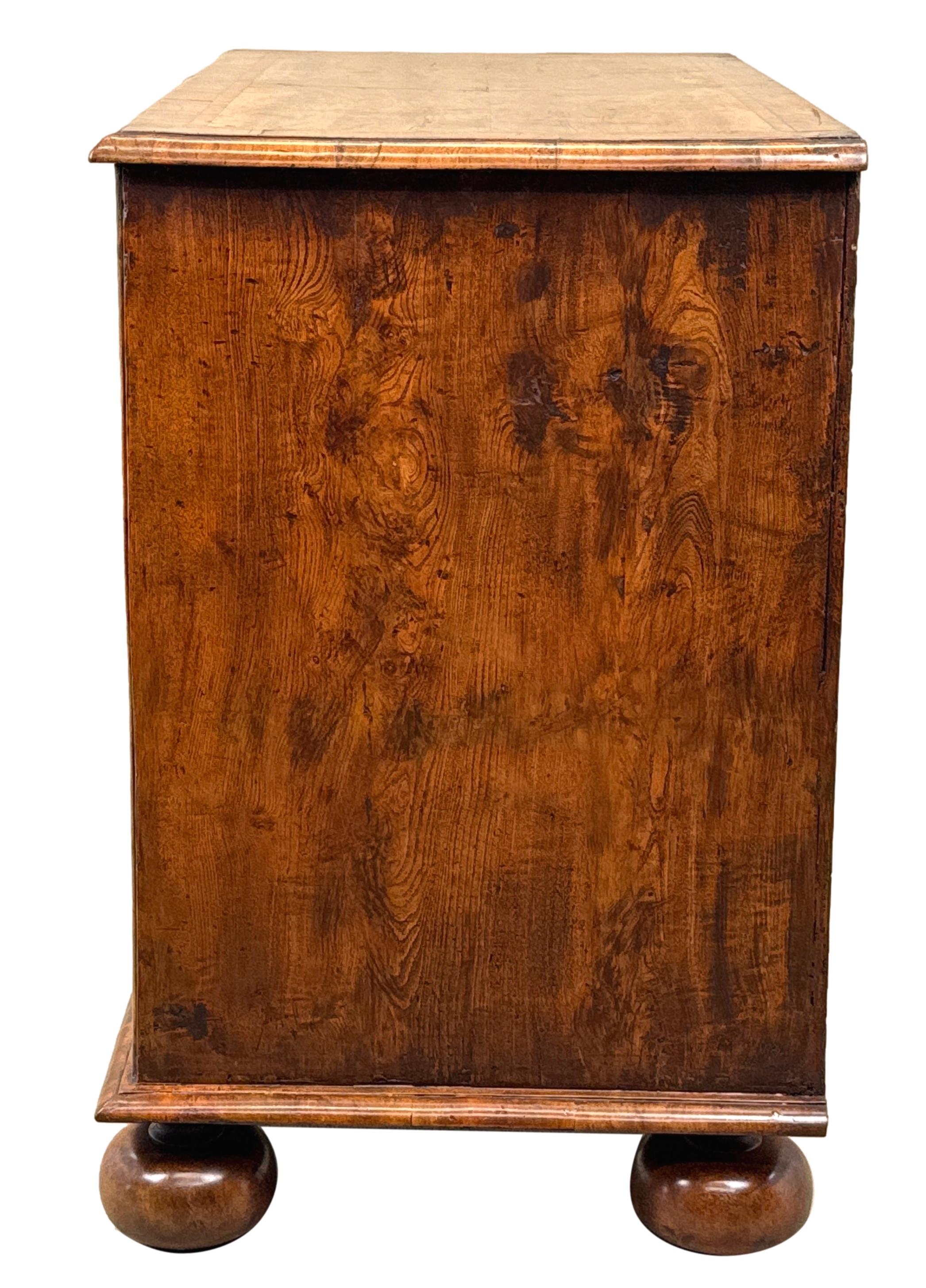 Early 18th Century Walnut Chest Of Drawers For Sale 2