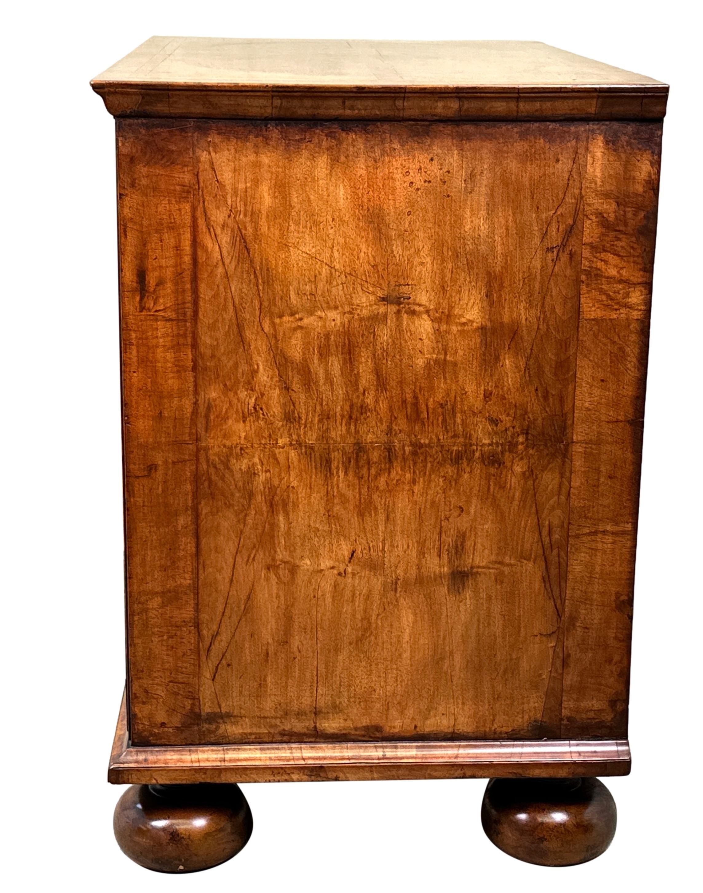 Early 18th Century Walnut Chest Of Drawers For Sale 3